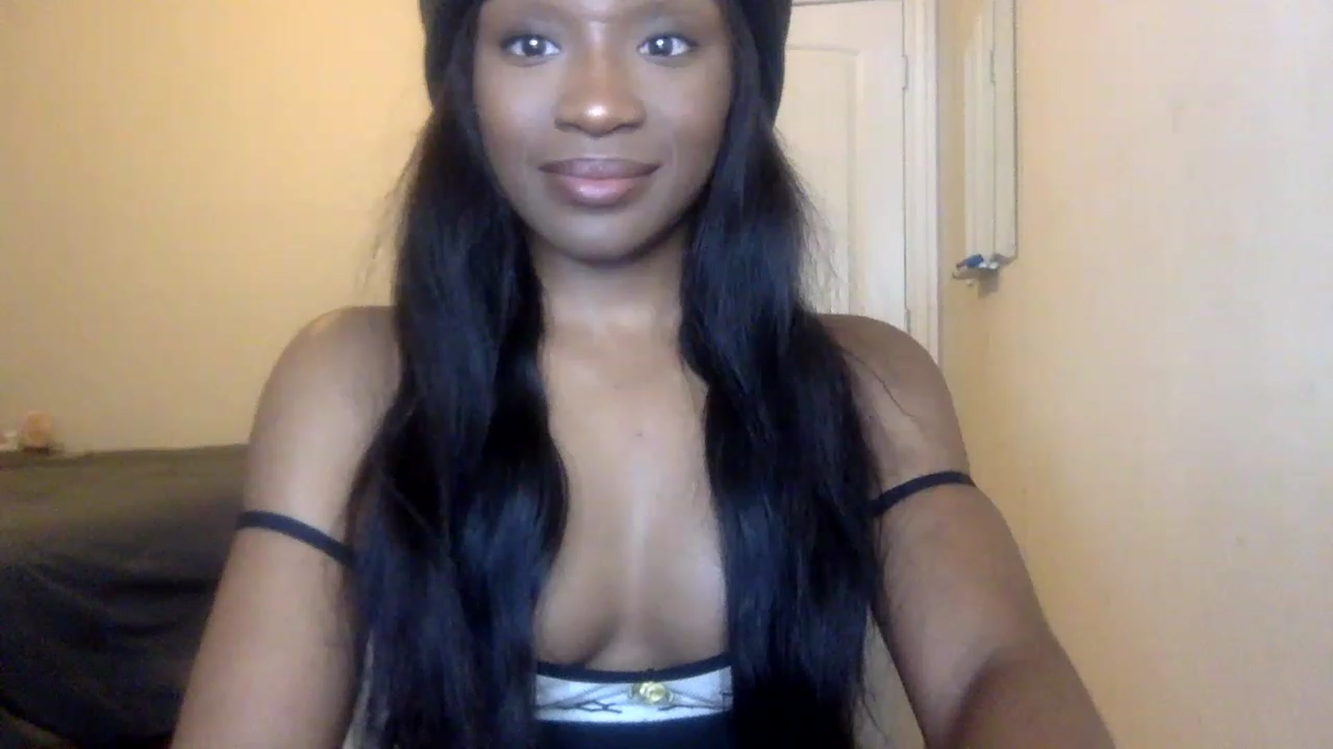 Gallery image thumbnail from sexyyliyahh's myfreecams stream on, 12/16/2022, 21:57 image 7 of 20
