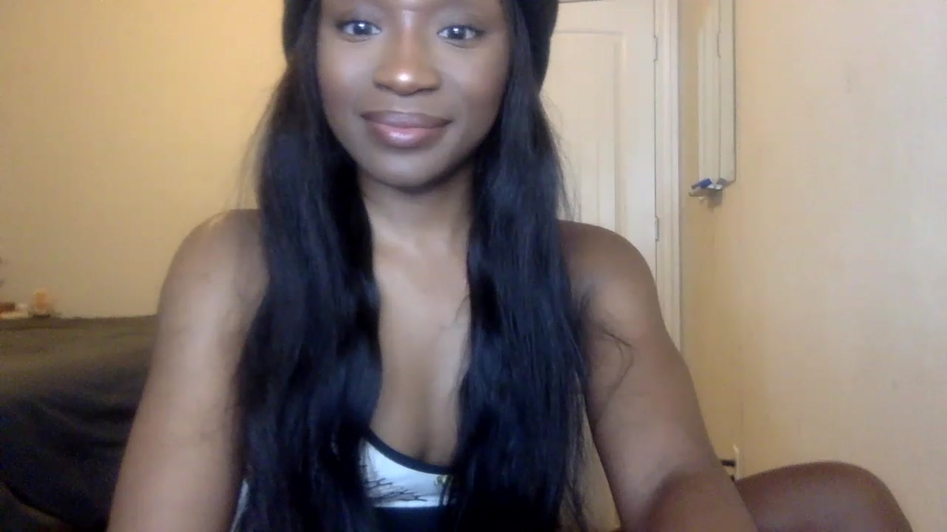 Gallery image thumbnail from sexyyliyahh's myfreecams stream on, 12/16/2022, 21:57 image 19 of 20