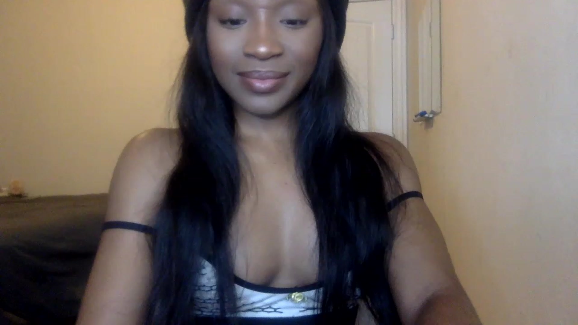 Gallery image thumbnail from sexyyliyahh's myfreecams stream on, 12/16/2022, 21:57 image 5 of 20