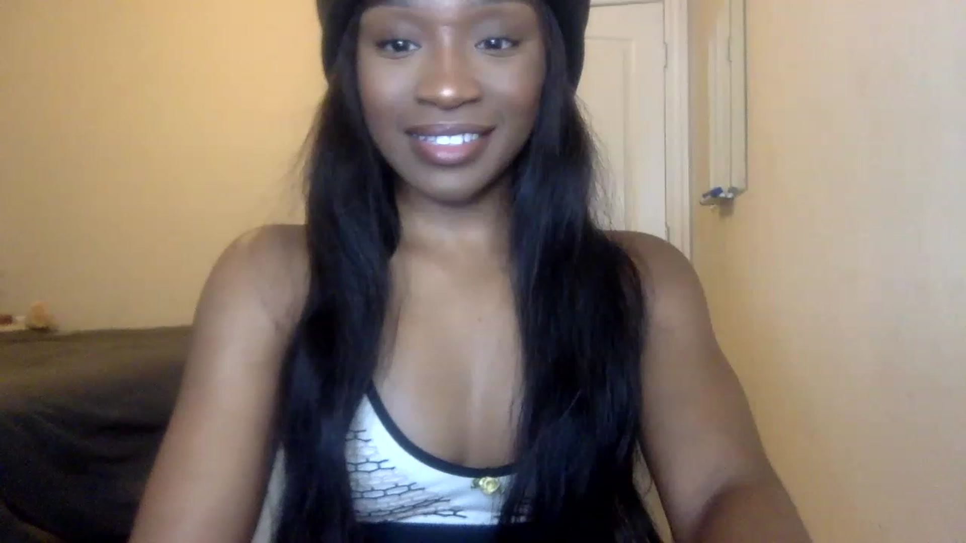 Gallery image thumbnail from sexyyliyahh's myfreecams stream on, 12/16/2022, 21:57 image 13 of 20