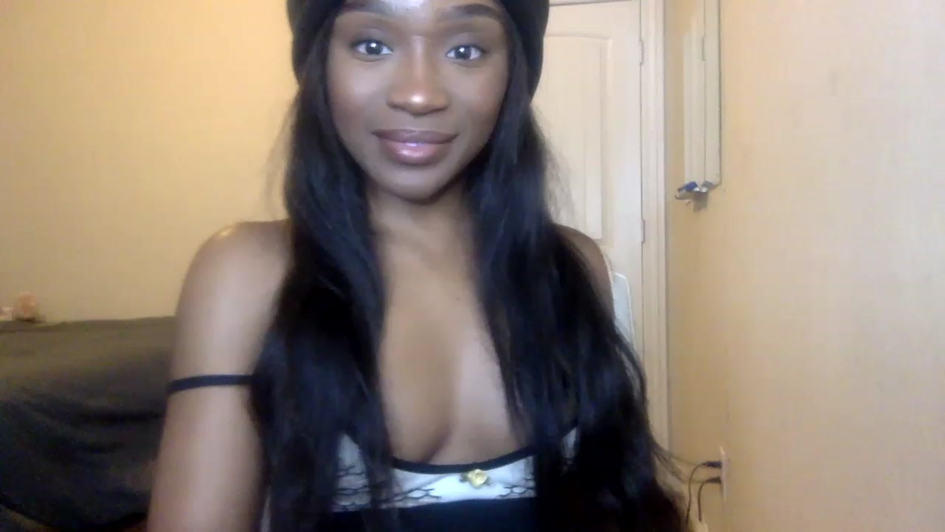Gallery image thumbnail from sexyyliyahh's myfreecams stream on, 12/16/2022, 21:57 image 2 of 20