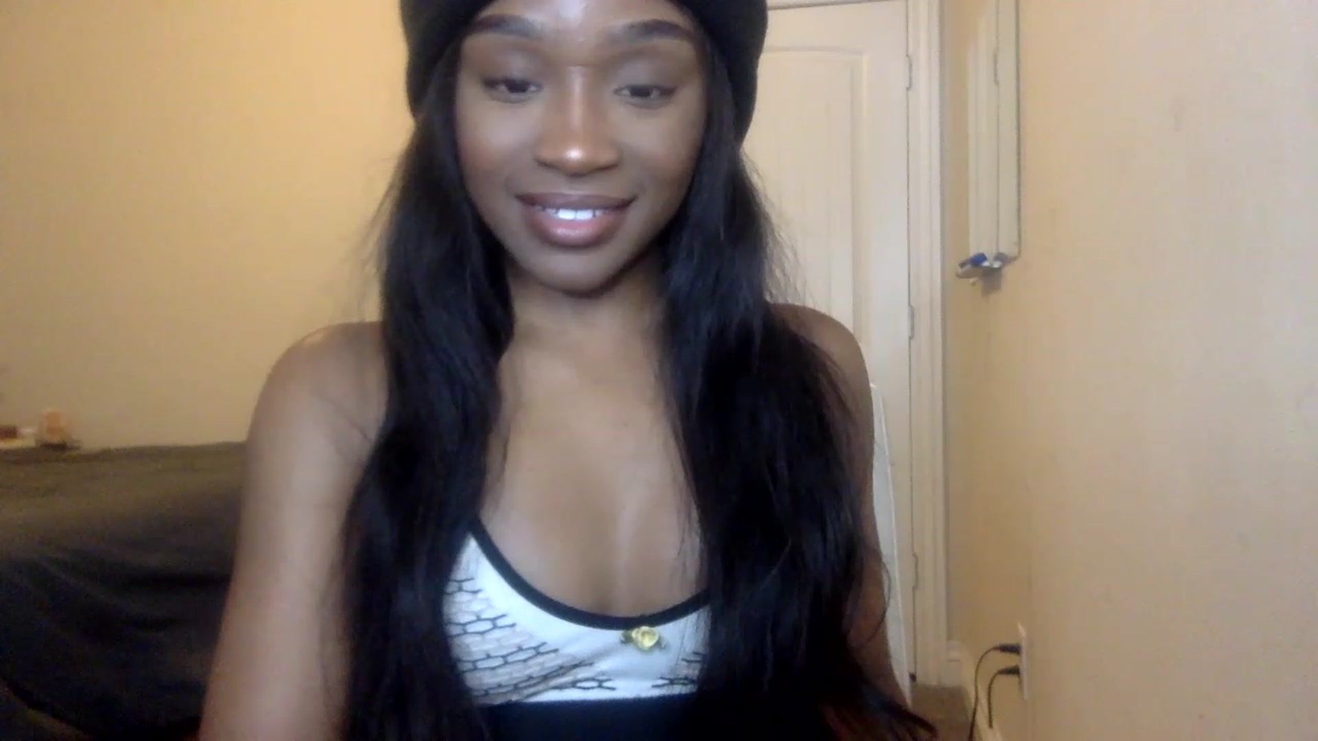 Gallery image thumbnail from sexyyliyahh's myfreecams stream on, 12/16/2022, 21:57 image 14 of 20