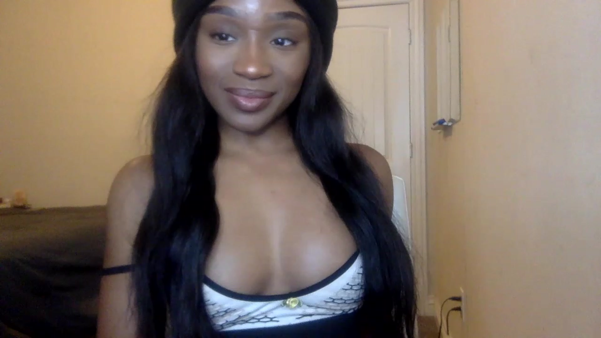 Gallery image thumbnail from sexyyliyahh's myfreecams stream on, 12/16/2022, 21:57 image 6 of 20