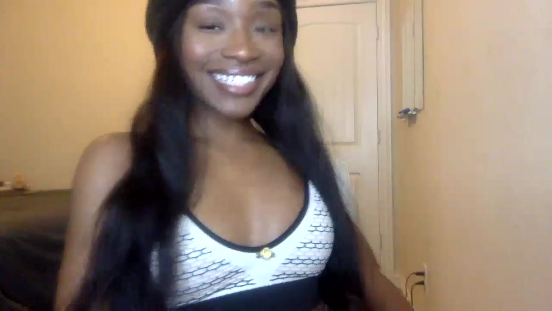 Gallery image thumbnail from sexyyliyahh's myfreecams stream on, 12/16/2022, 21:57 image 9 of 20