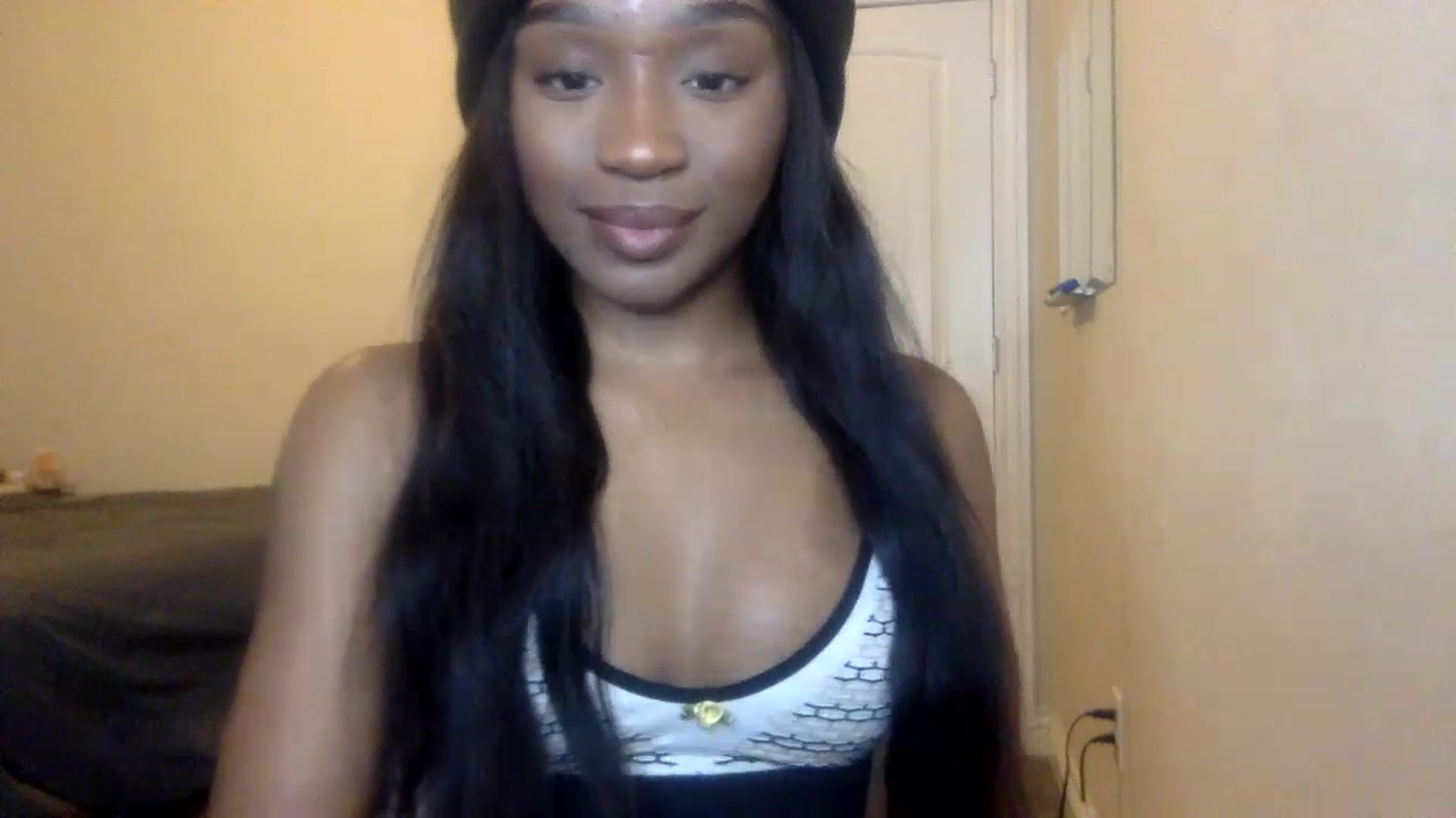 Gallery image thumbnail from sexyyliyahh's myfreecams stream on, 12/16/2022, 21:57 image 15 of 20
