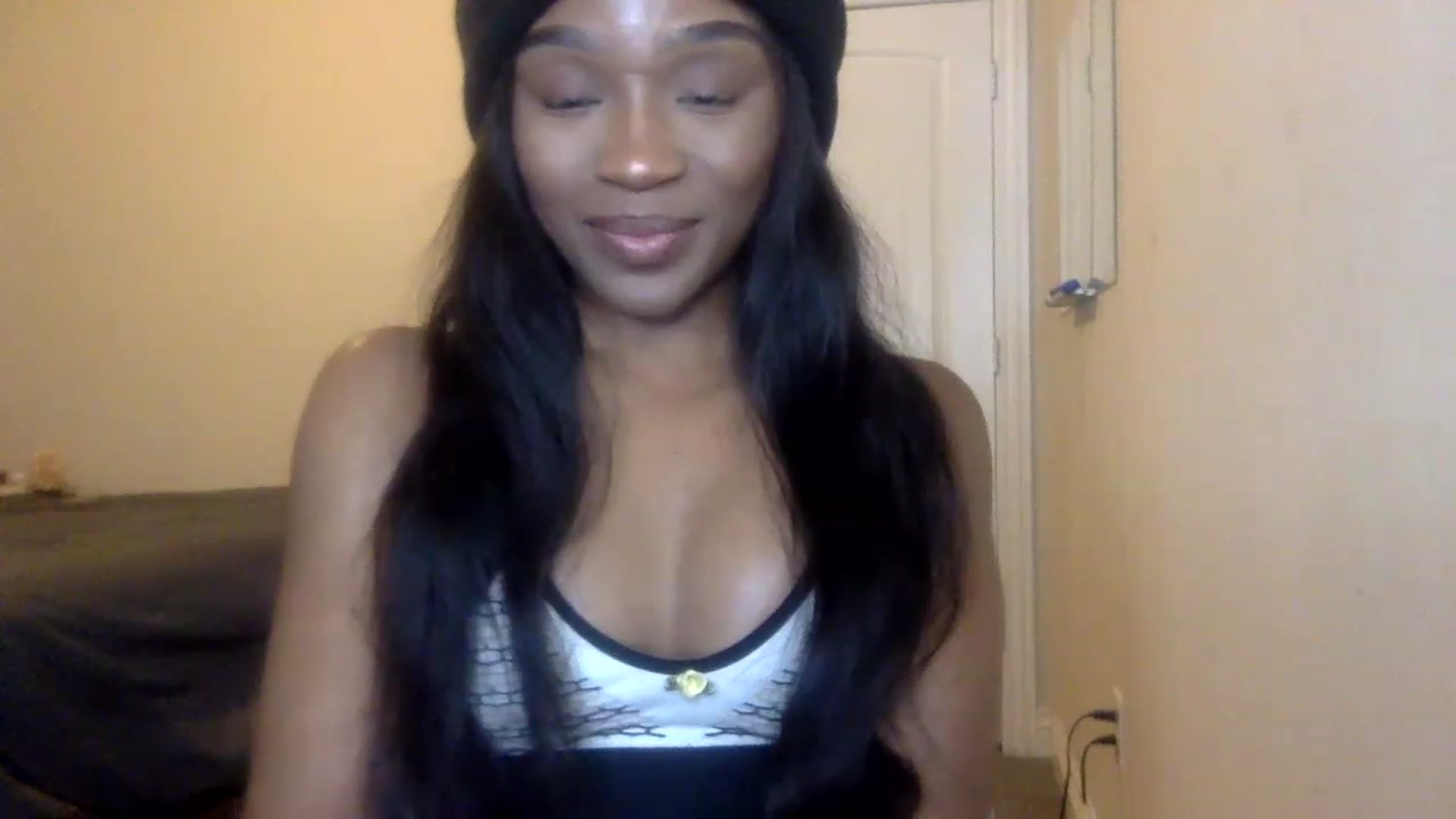 Gallery image thumbnail from sexyyliyahh's myfreecams stream on, 12/16/2022, 21:57 image 10 of 20