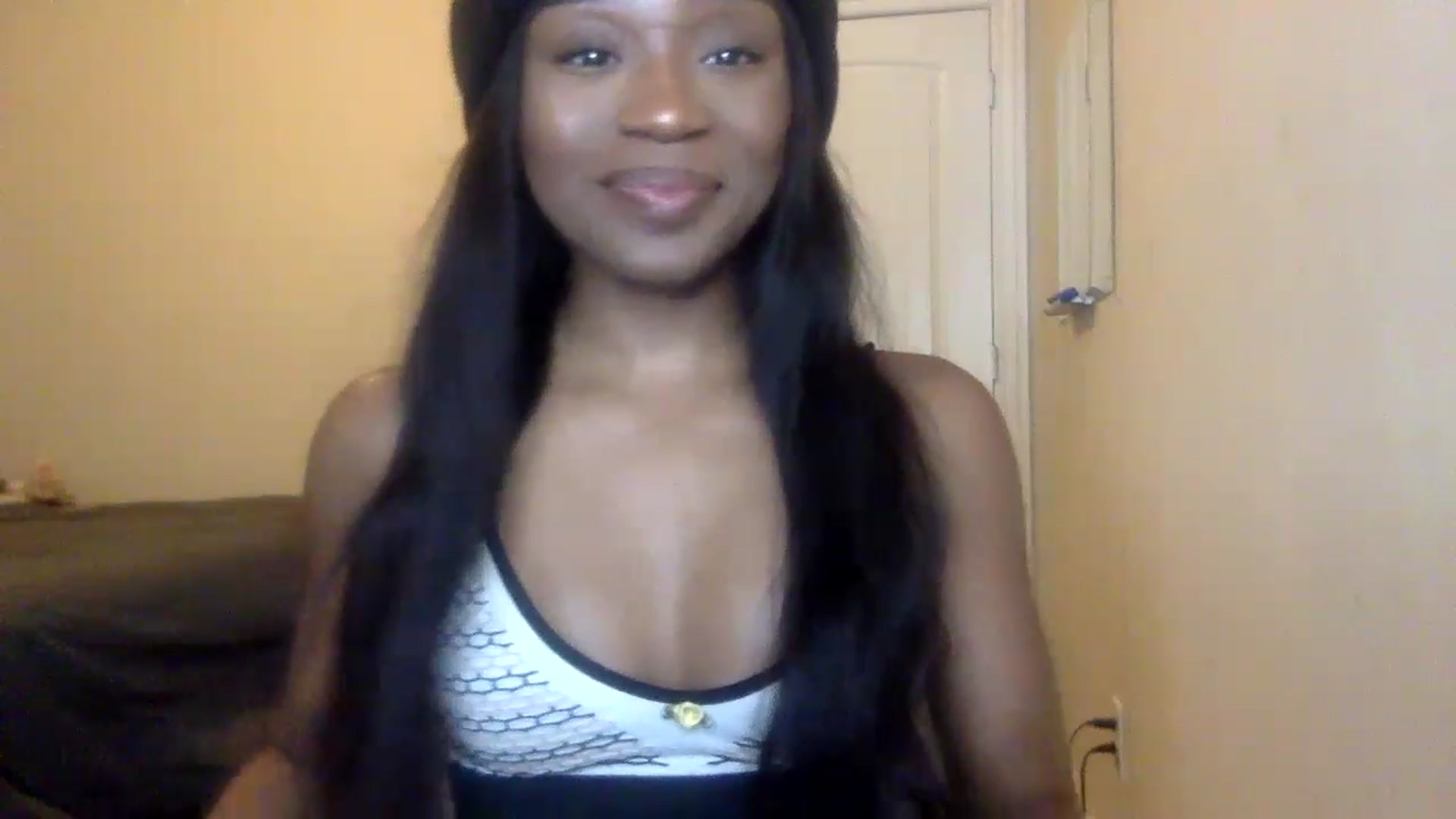 Gallery image thumbnail from sexyyliyahh's myfreecams stream on, 12/16/2022, 21:57 image 12 of 20