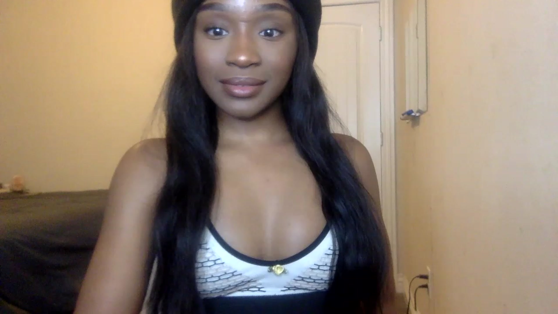 Gallery image thumbnail from sexyyliyahh's myfreecams stream on, 12/16/2022, 21:57 image 16 of 20