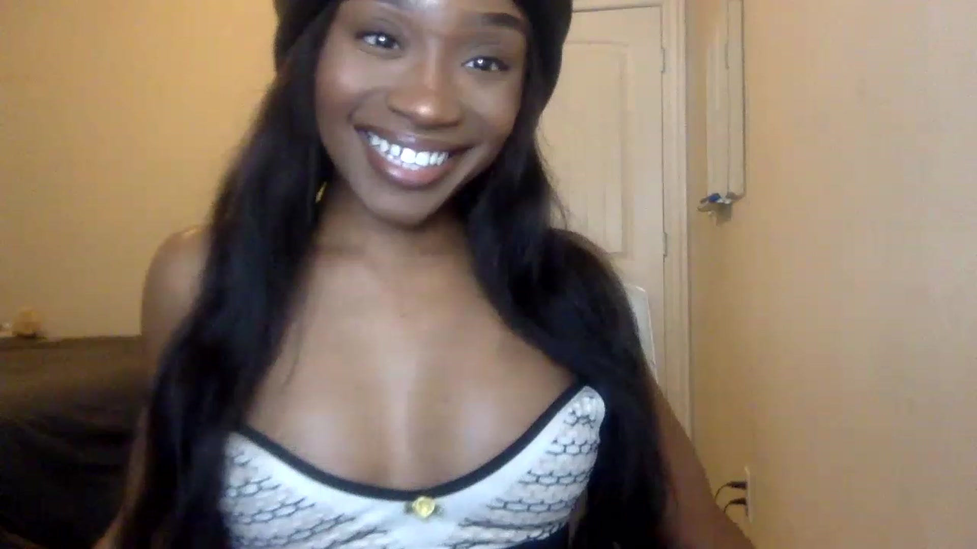 Gallery image thumbnail from sexyyliyahh's myfreecams stream on, 12/16/2022, 21:57 image 4 of 20
