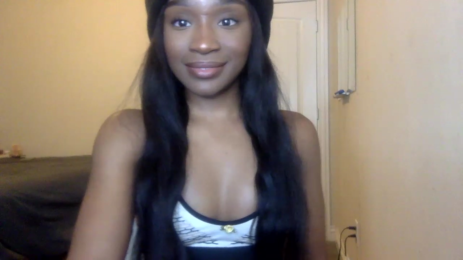 Gallery image thumbnail from sexyyliyahh's myfreecams stream on, 12/16/2022, 21:57 image 17 of 20