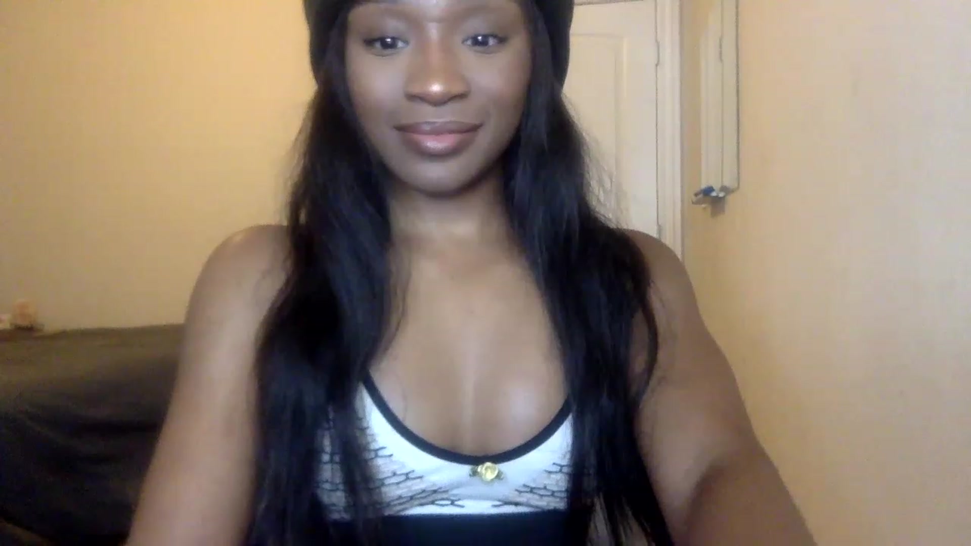 Gallery image thumbnail from sexyyliyahh's myfreecams stream on, 12/16/2022, 21:57 image 11 of 20