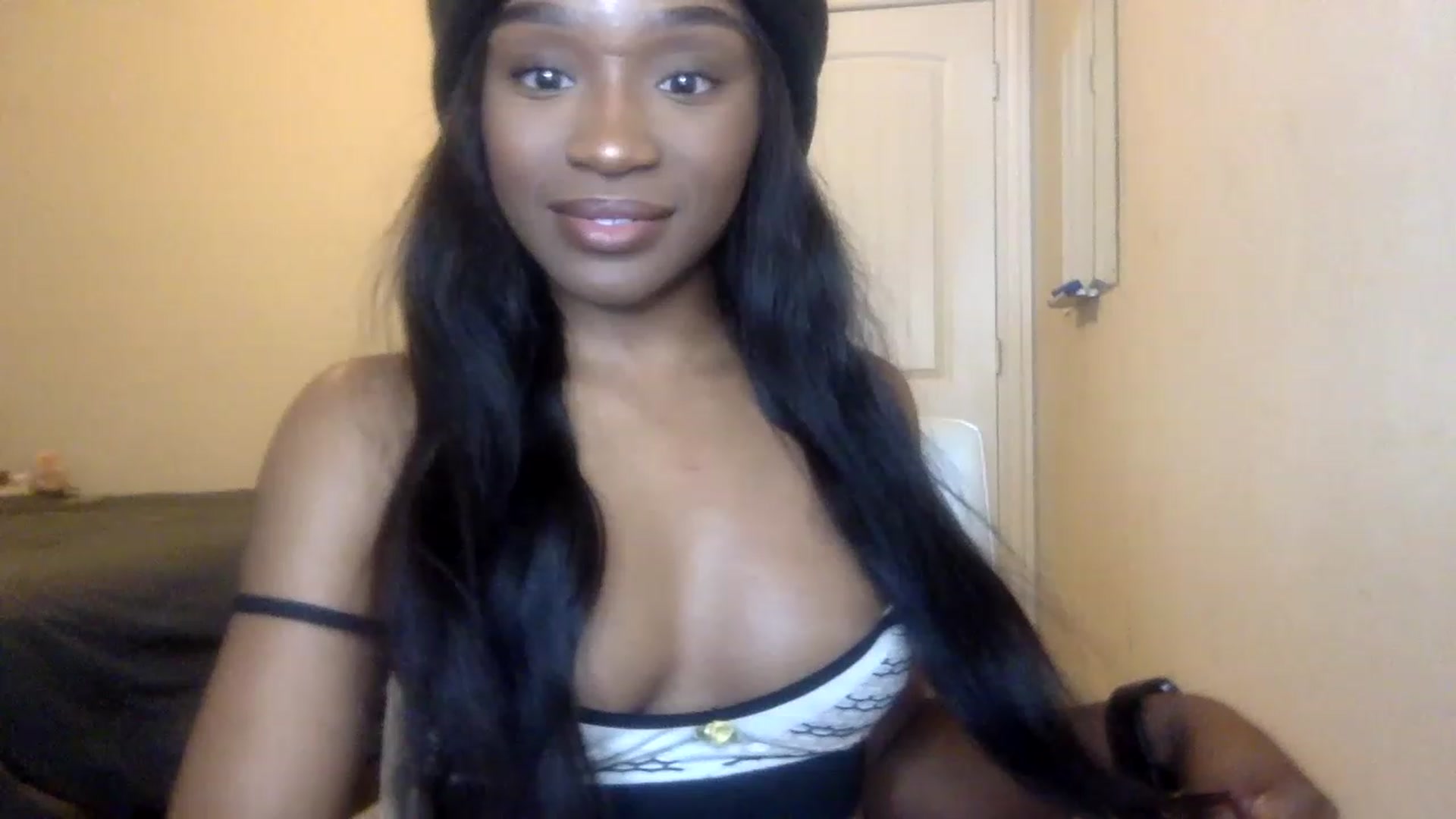 Gallery image thumbnail from sexyyliyahh's myfreecams stream on, 12/16/2022, 21:57 image 8 of 20