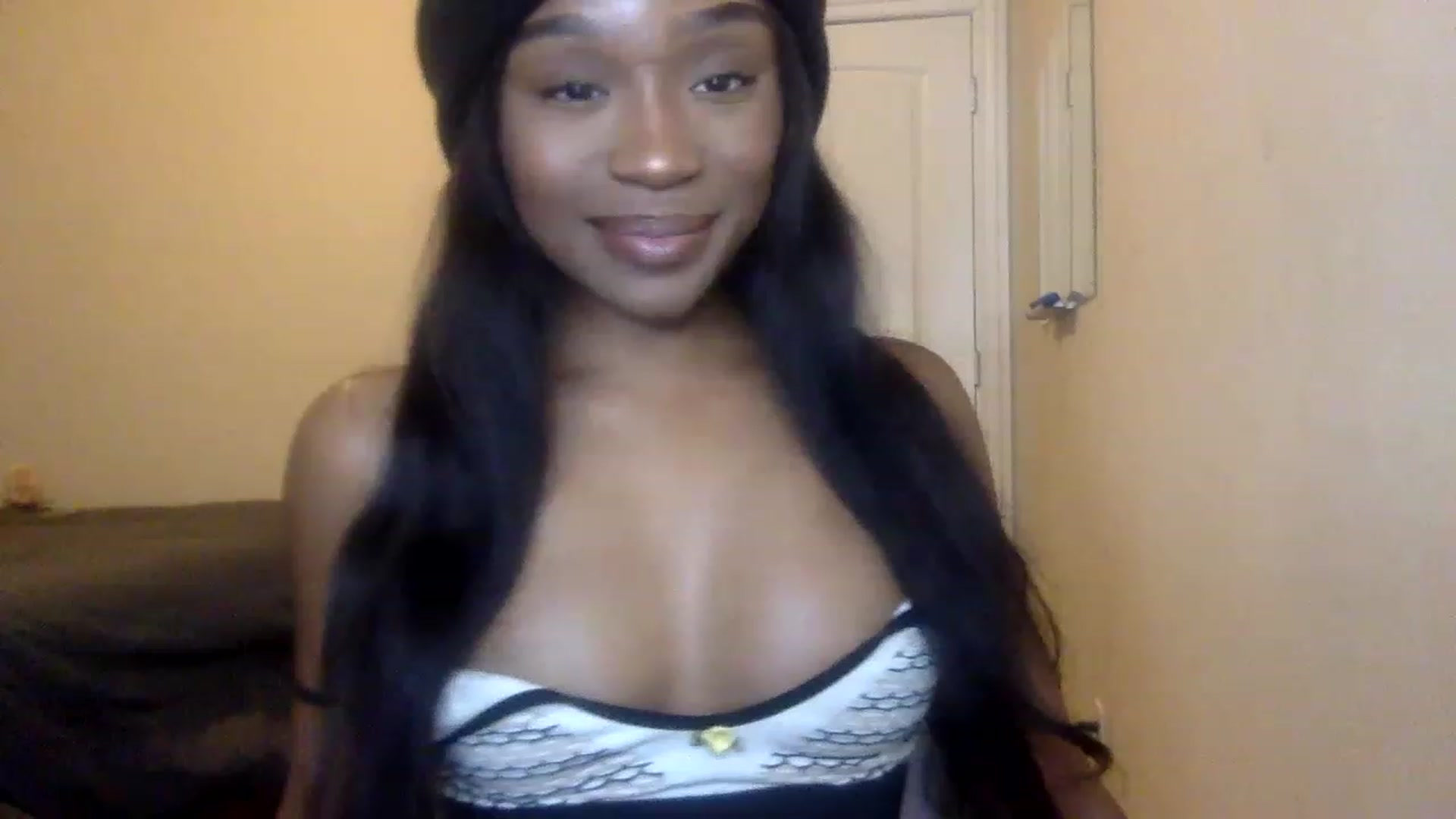 Gallery image thumbnail from sexyyliyahh's myfreecams stream on, 12/16/2022, 21:57 image 1 of 20