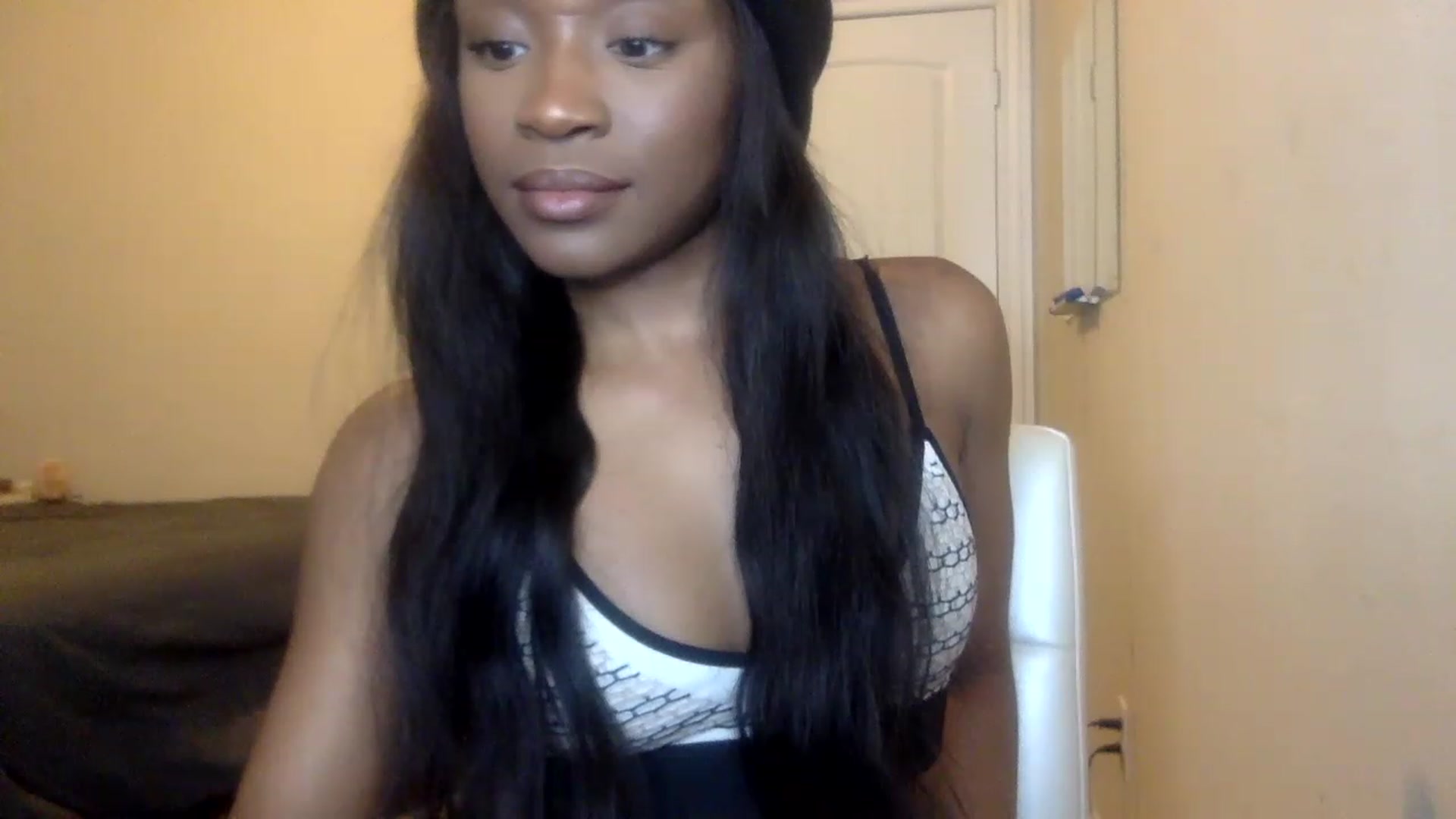 Gallery image thumbnail from sexyyliyahh's myfreecams stream on, 12/16/2022, 21:57 image 18 of 20
