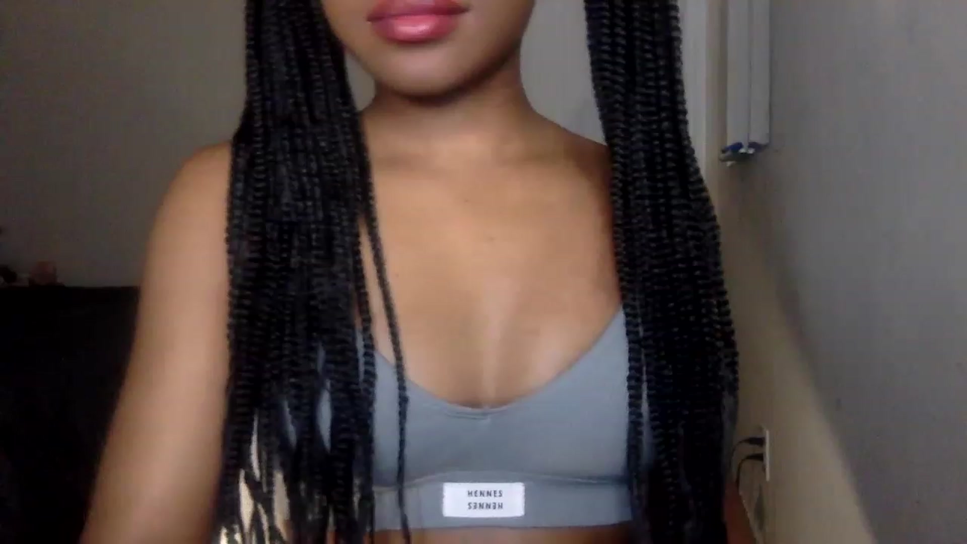 Gallery image thumbnail from sexyyliyahh's myfreecams stream on, 12/19/2022, 16:32 image 19 of 20