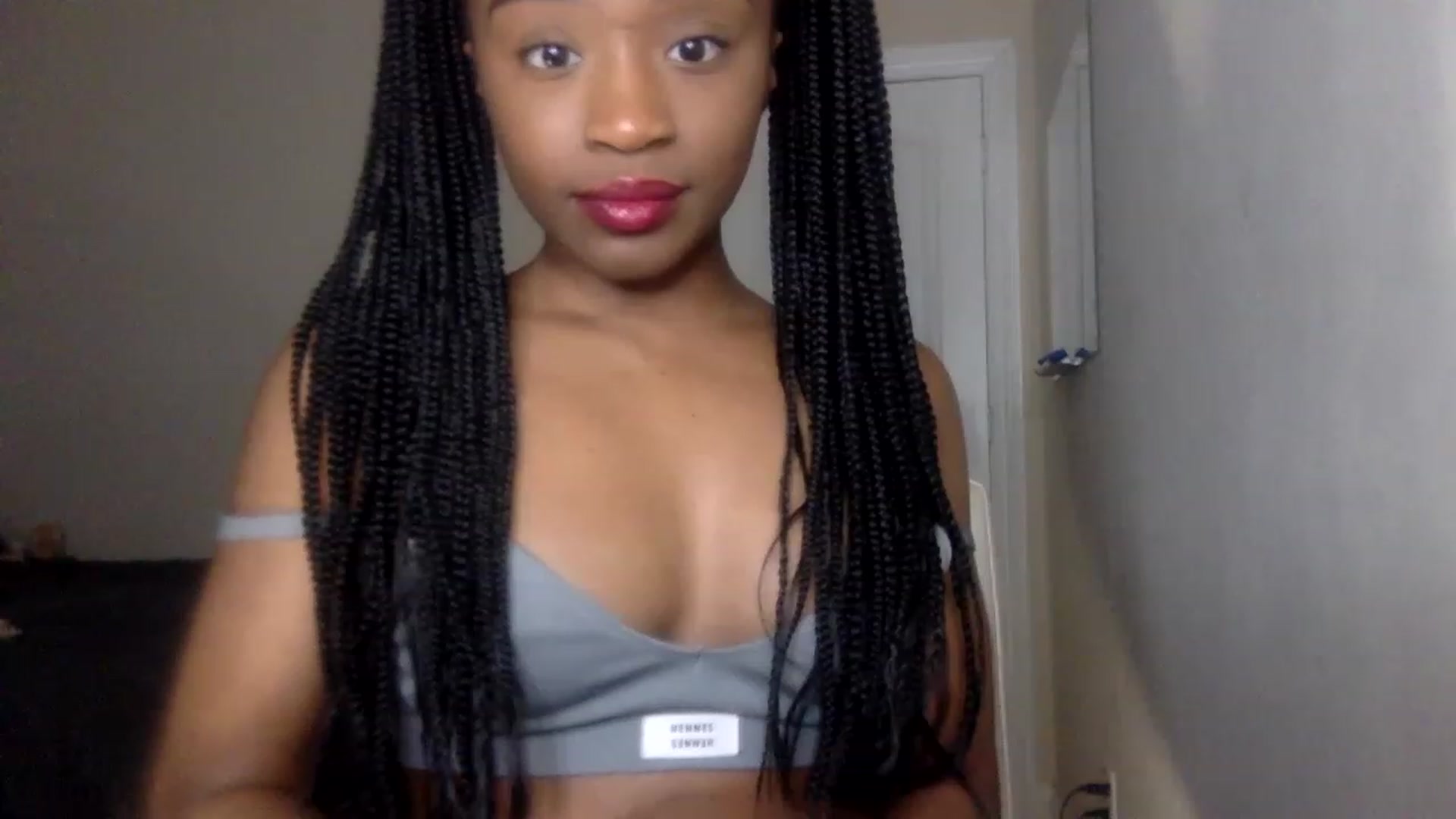 Gallery image thumbnail from sexyyliyahh's myfreecams stream on, 12/19/2022, 16:32 image 6 of 20