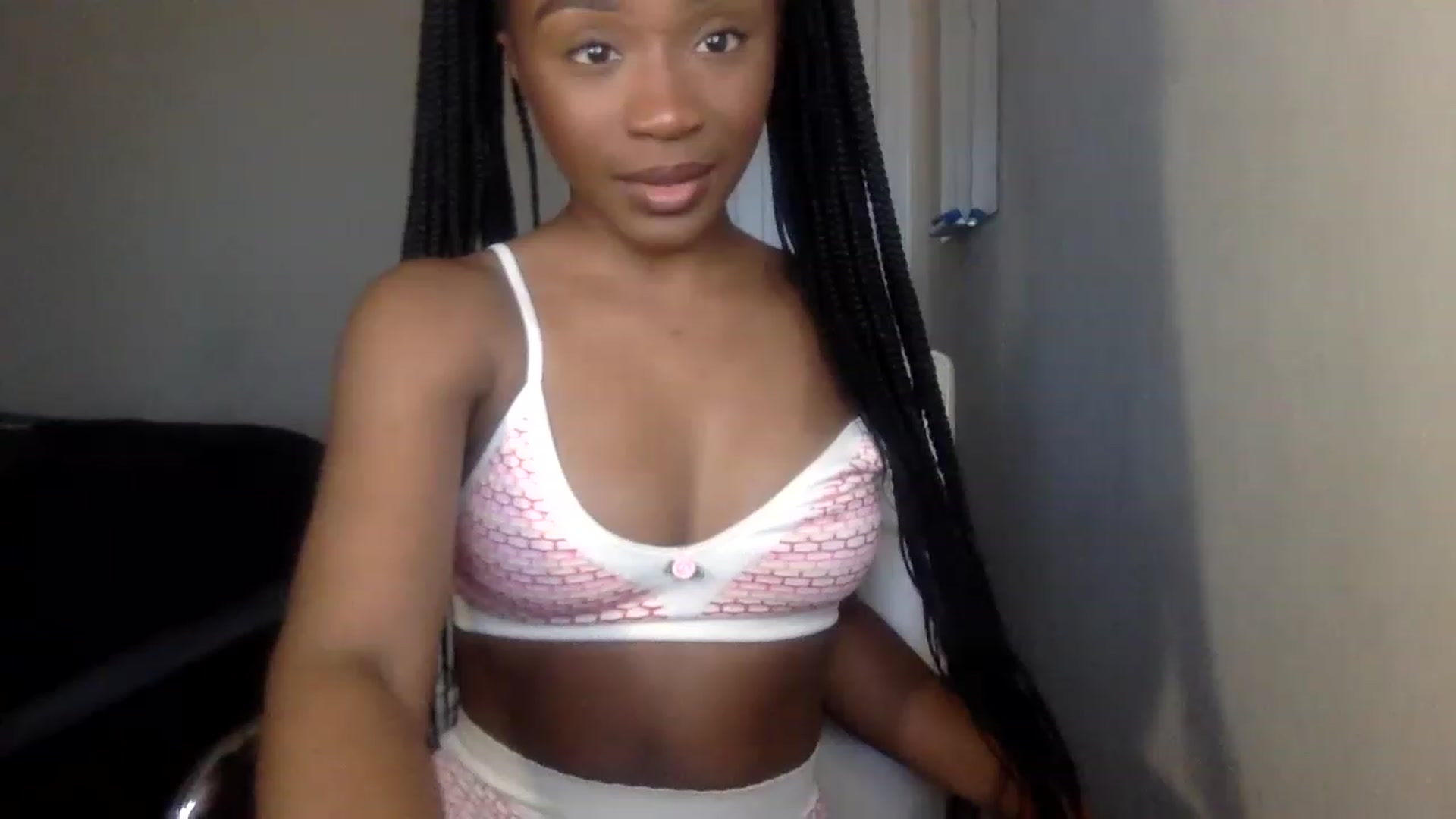 Gallery image thumbnail from sexyyliyahh's myfreecams stream on, 12/27/2022, 19:50 image 12 of 20