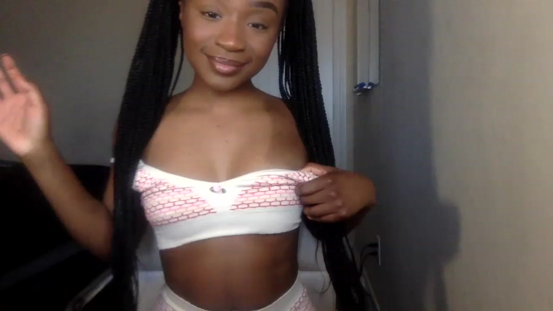 Gallery image thumbnail from sexyyliyahh's myfreecams stream on, 12/27/2022, 19:50 image 6 of 20