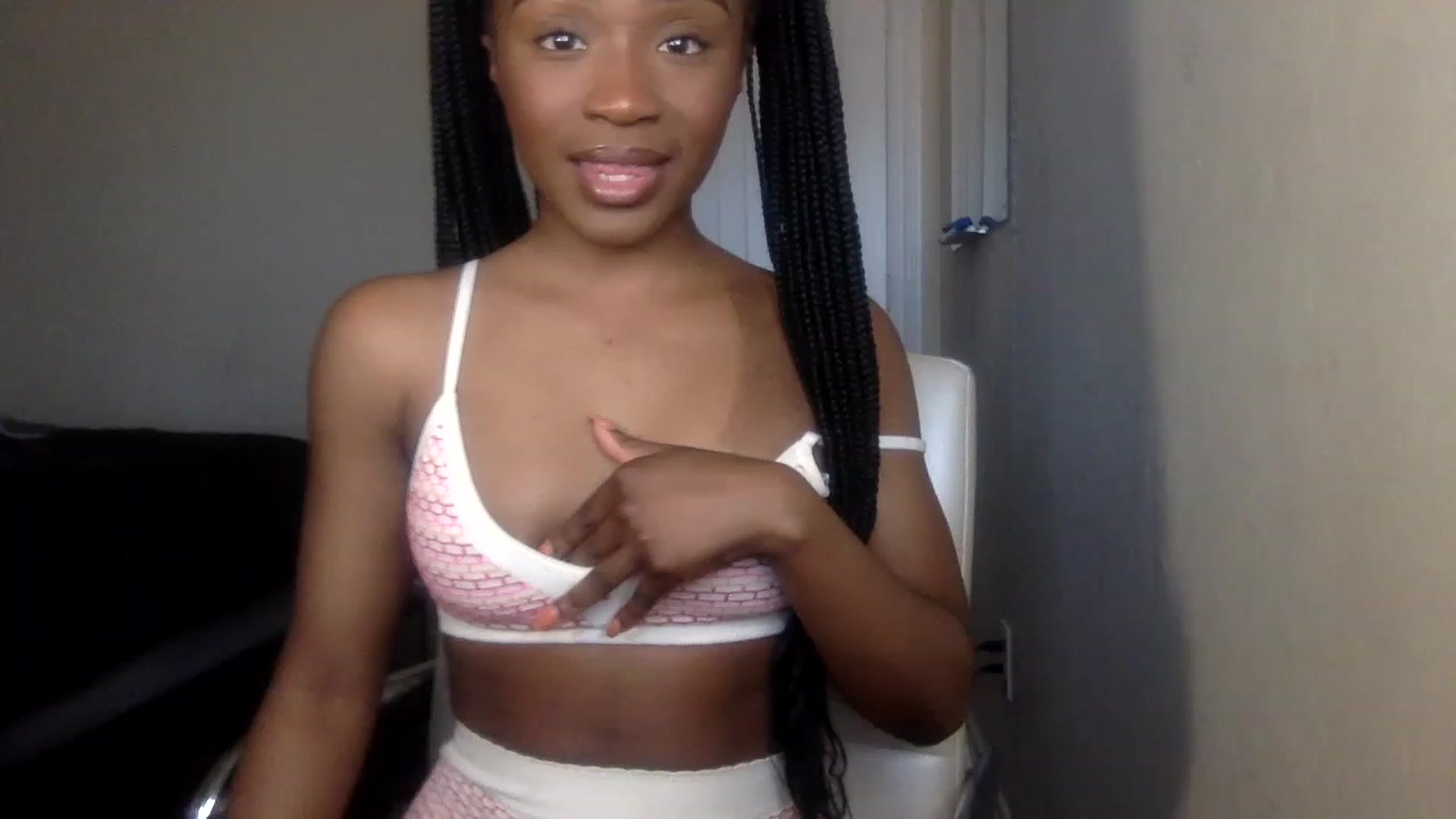 Gallery image thumbnail from sexyyliyahh's myfreecams stream on, 12/27/2022, 19:50 image 10 of 20