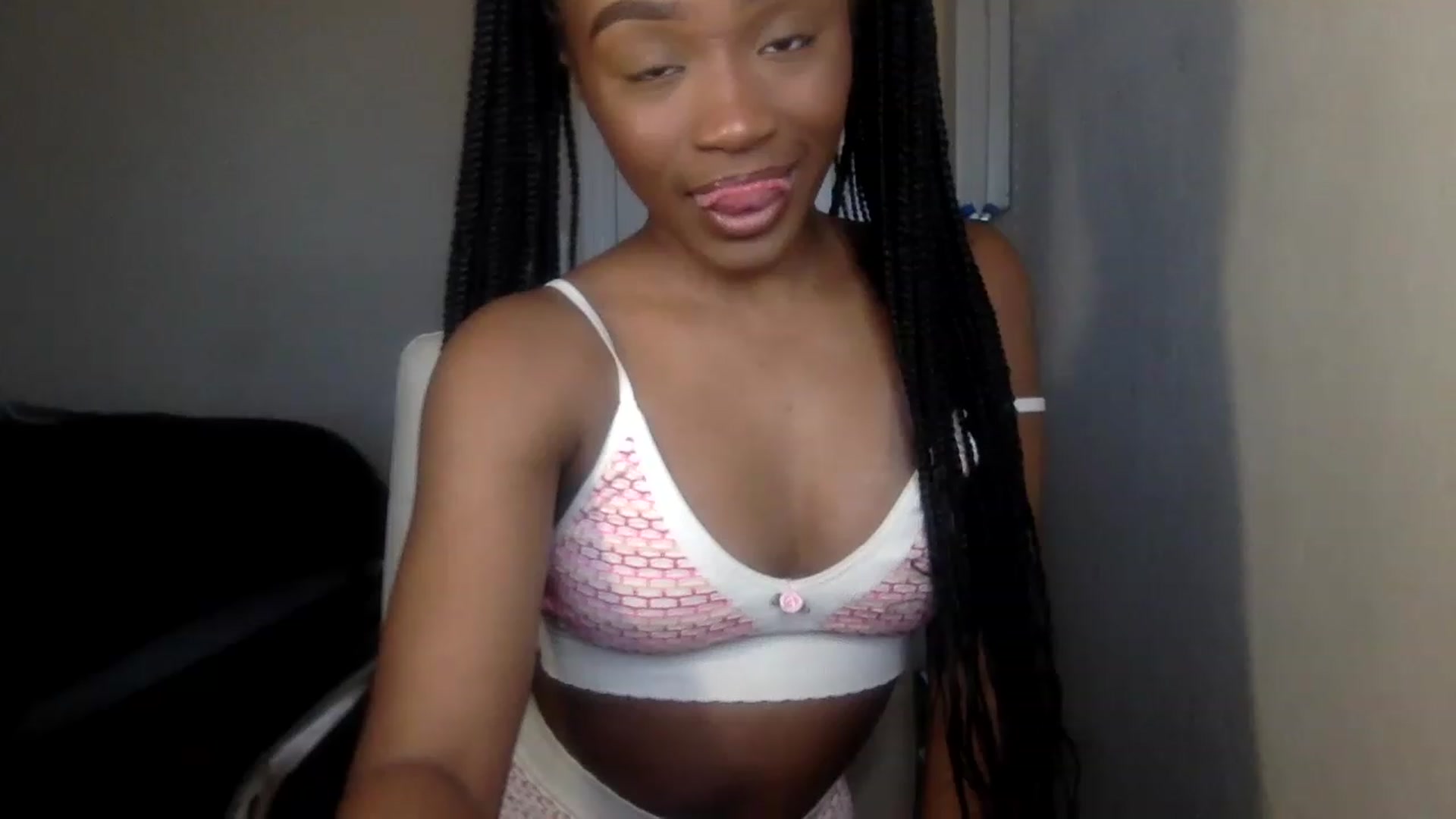 Gallery image thumbnail from sexyyliyahh's myfreecams stream on, 12/27/2022, 19:50 image 2 of 20