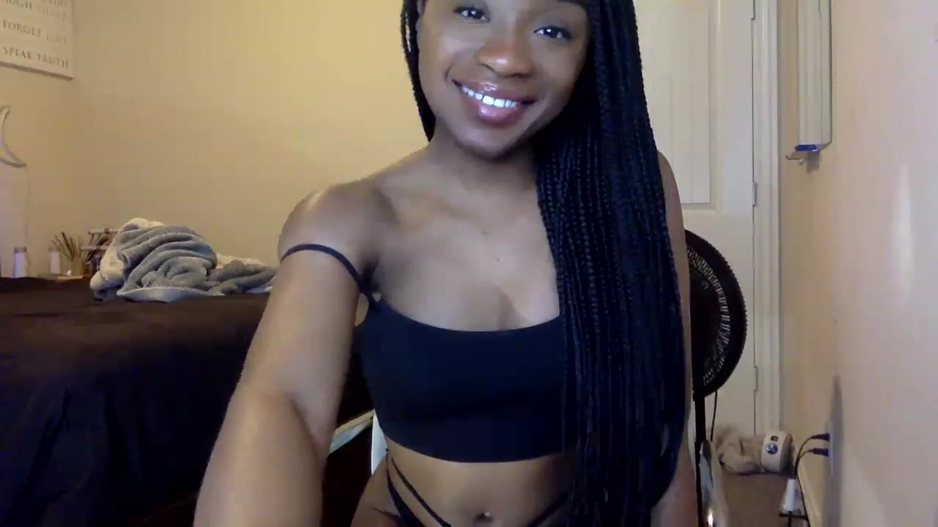 Gallery image thumbnail from sexyyliyahh's myfreecams stream on, 01/04/2023, 10:56 image 5 of 20