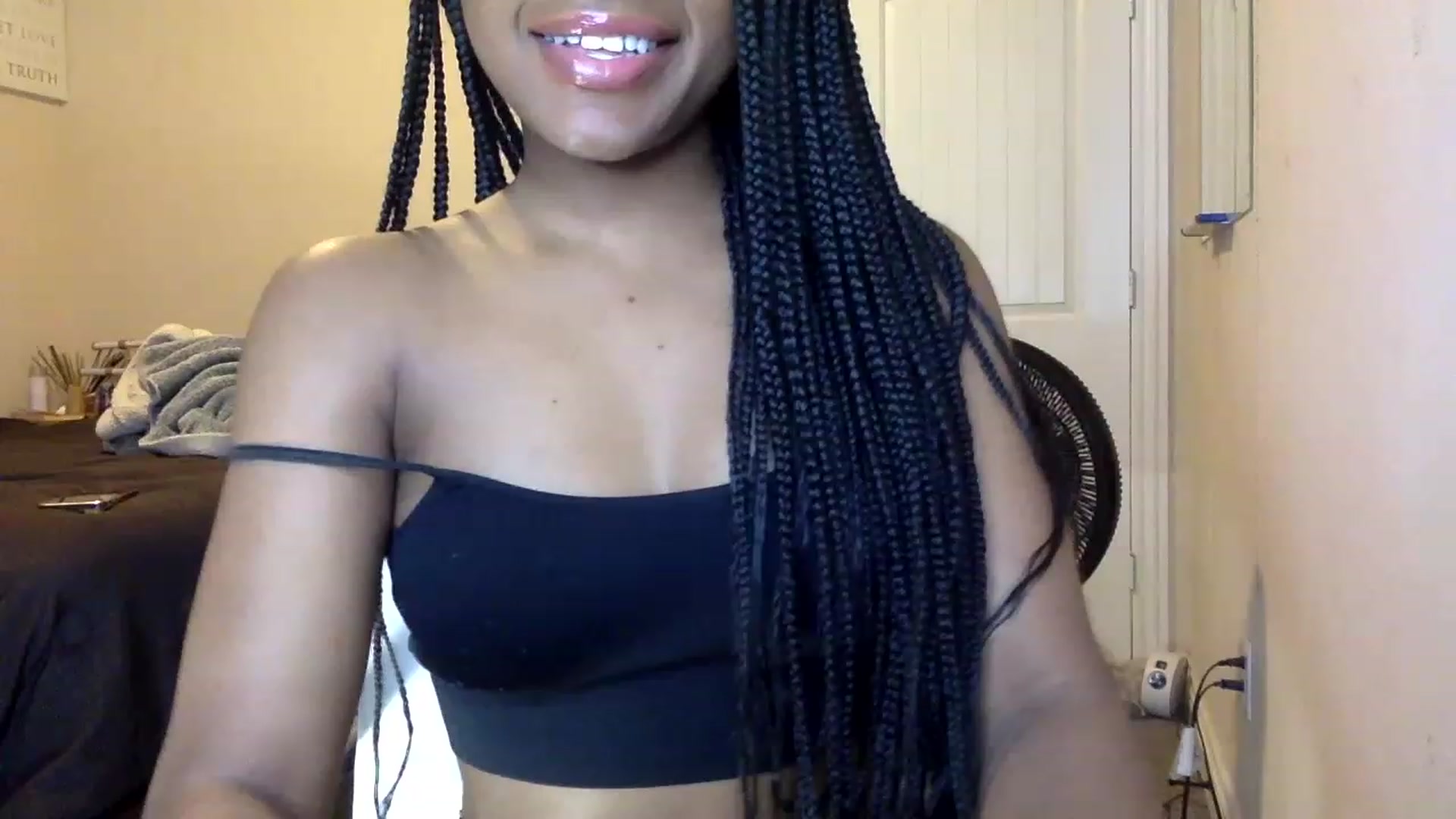 Gallery image thumbnail from sexyyliyahh's myfreecams stream on, 01/04/2023, 10:56 image 4 of 20