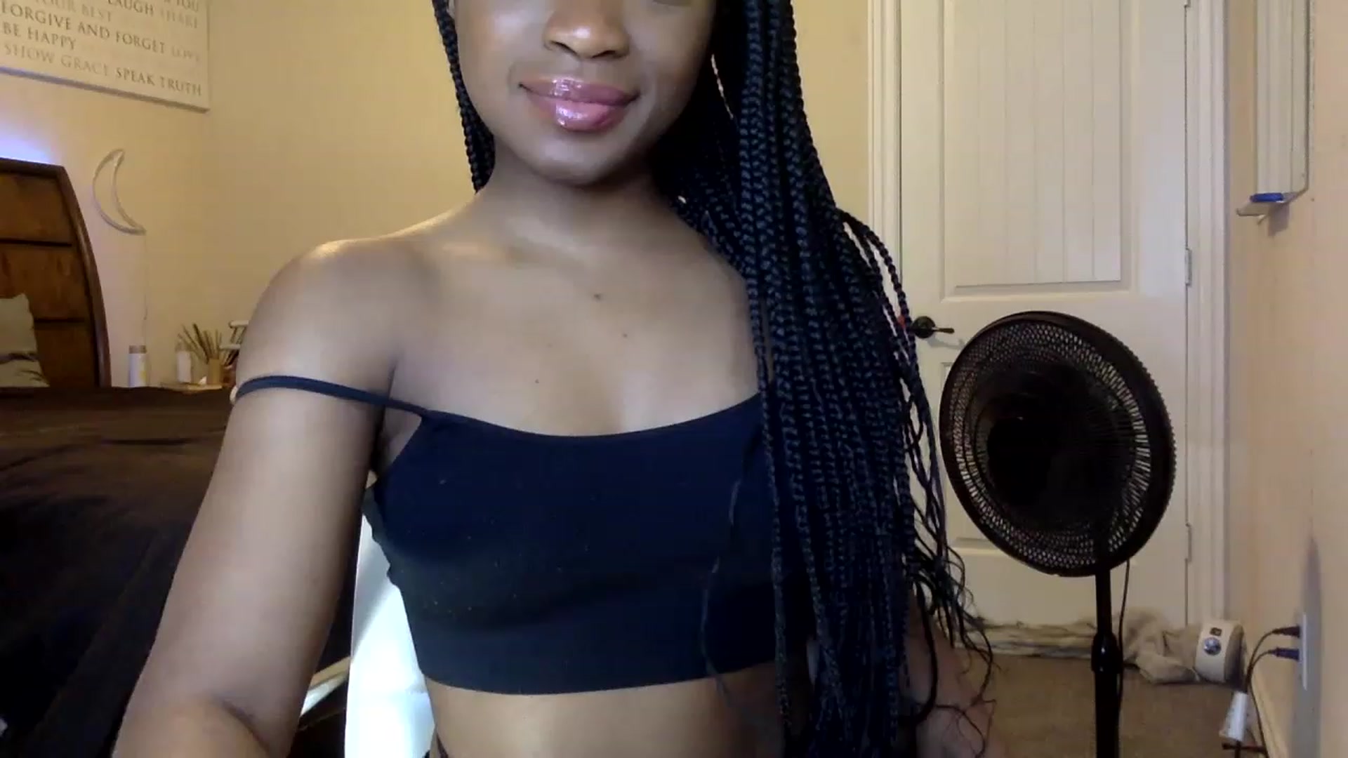 Gallery image thumbnail from sexyyliyahh's myfreecams stream on, 01/04/2023, 10:56 image 2 of 20