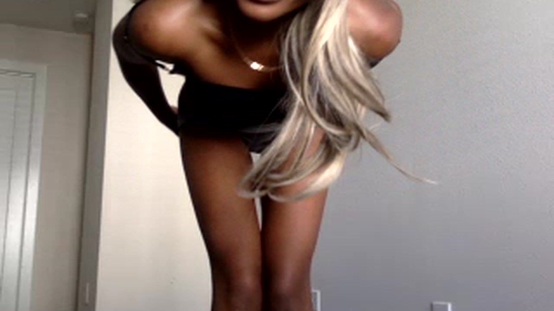 Gallery image thumbnail from sexyyliyahh's myfreecams stream on, 06/17/2023, 23:47 image 16 of 20