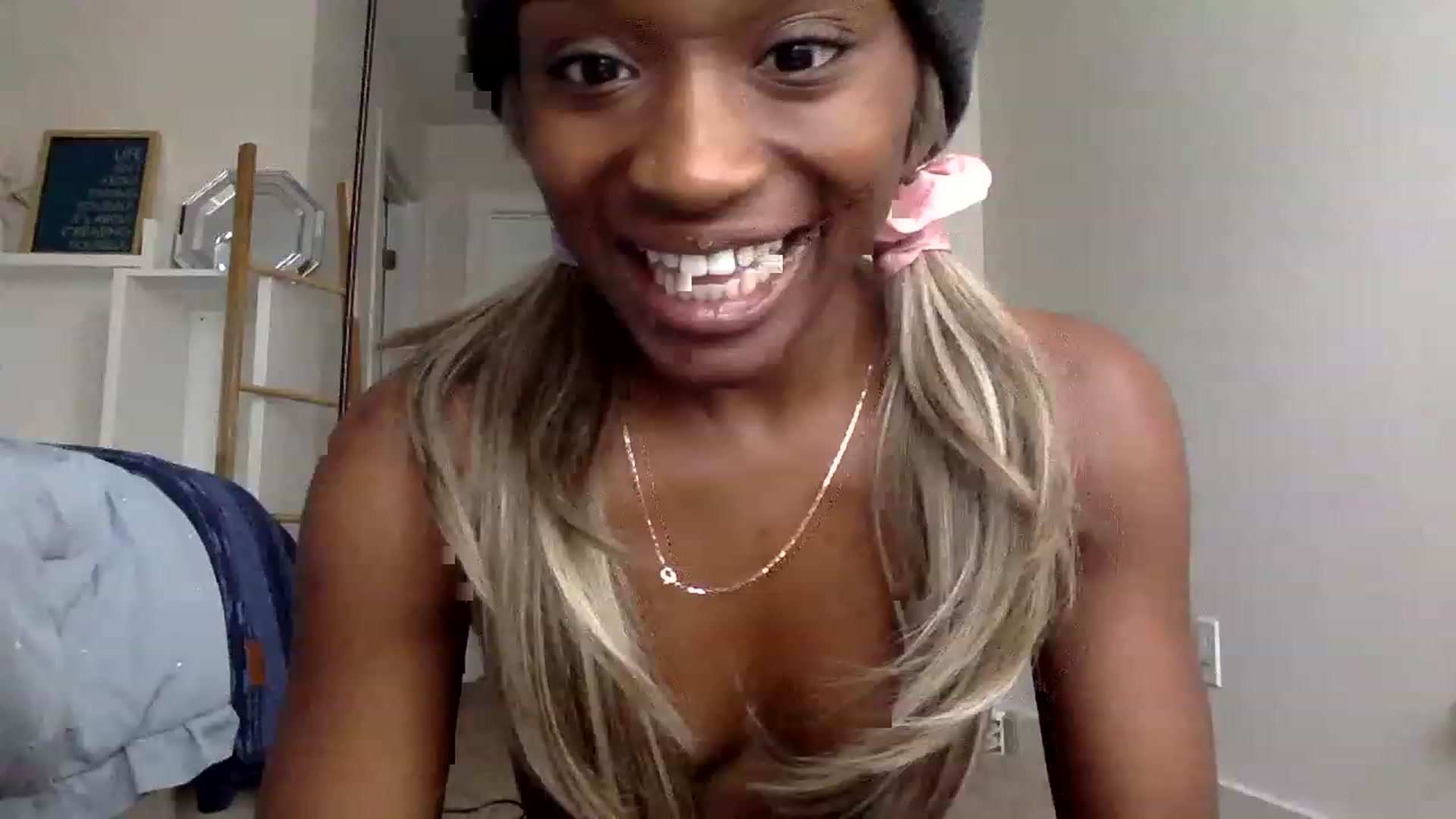 Gallery image thumbnail from sexyyliyahh's myfreecams stream on, 06/18/2023, 17:42 image 15 of 20