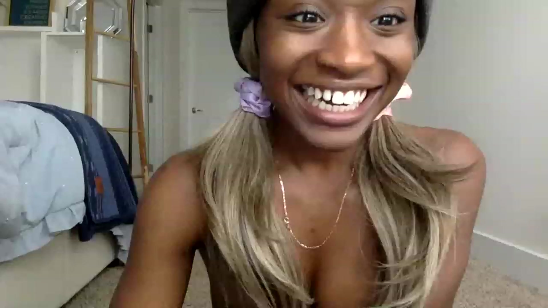 Gallery image thumbnail from sexyyliyahh's myfreecams stream on, 06/18/2023, 17:42 image 17 of 20