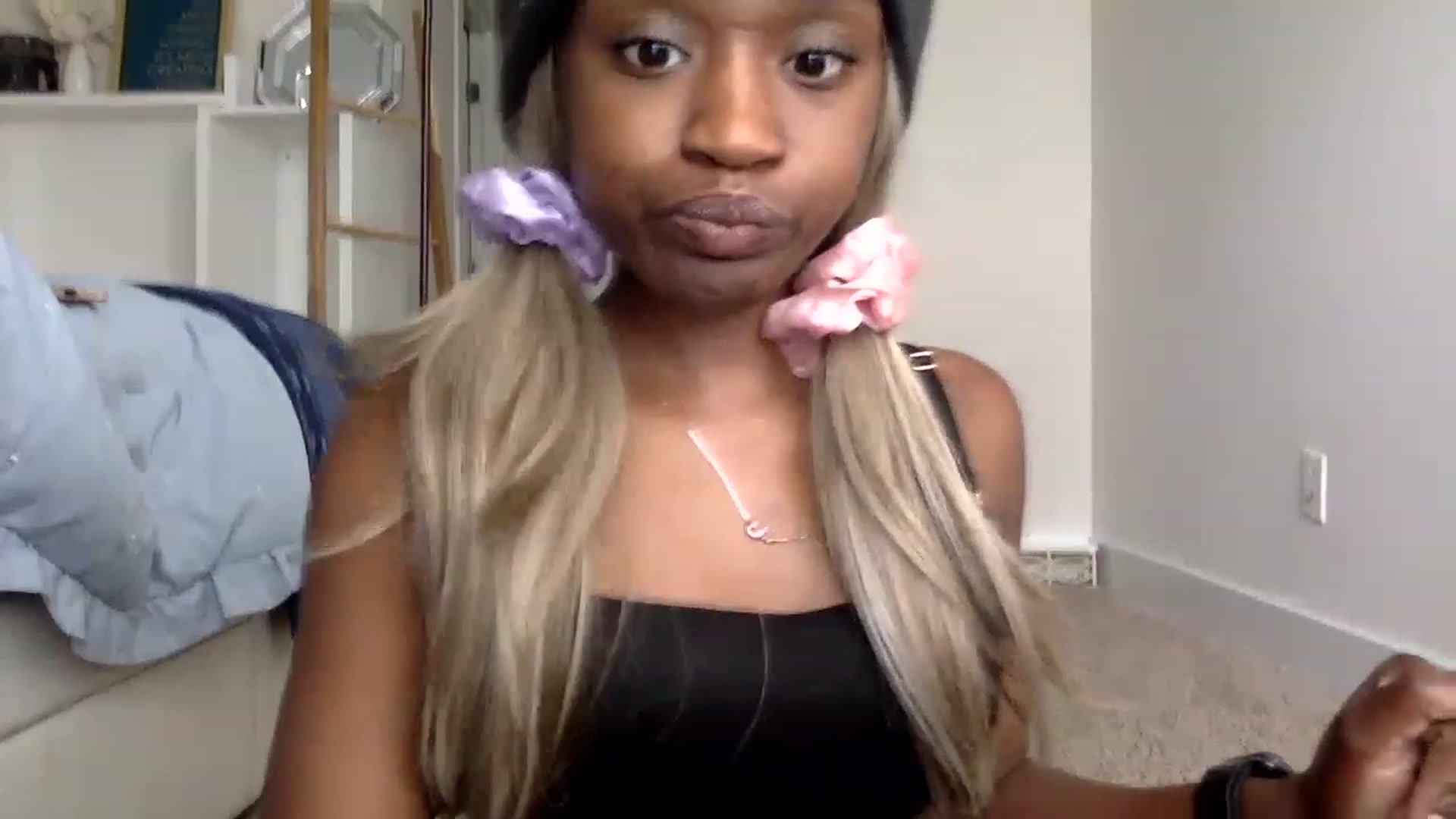 Gallery image thumbnail from sexyyliyahh's myfreecams stream on, 06/18/2023, 17:42 image 7 of 20