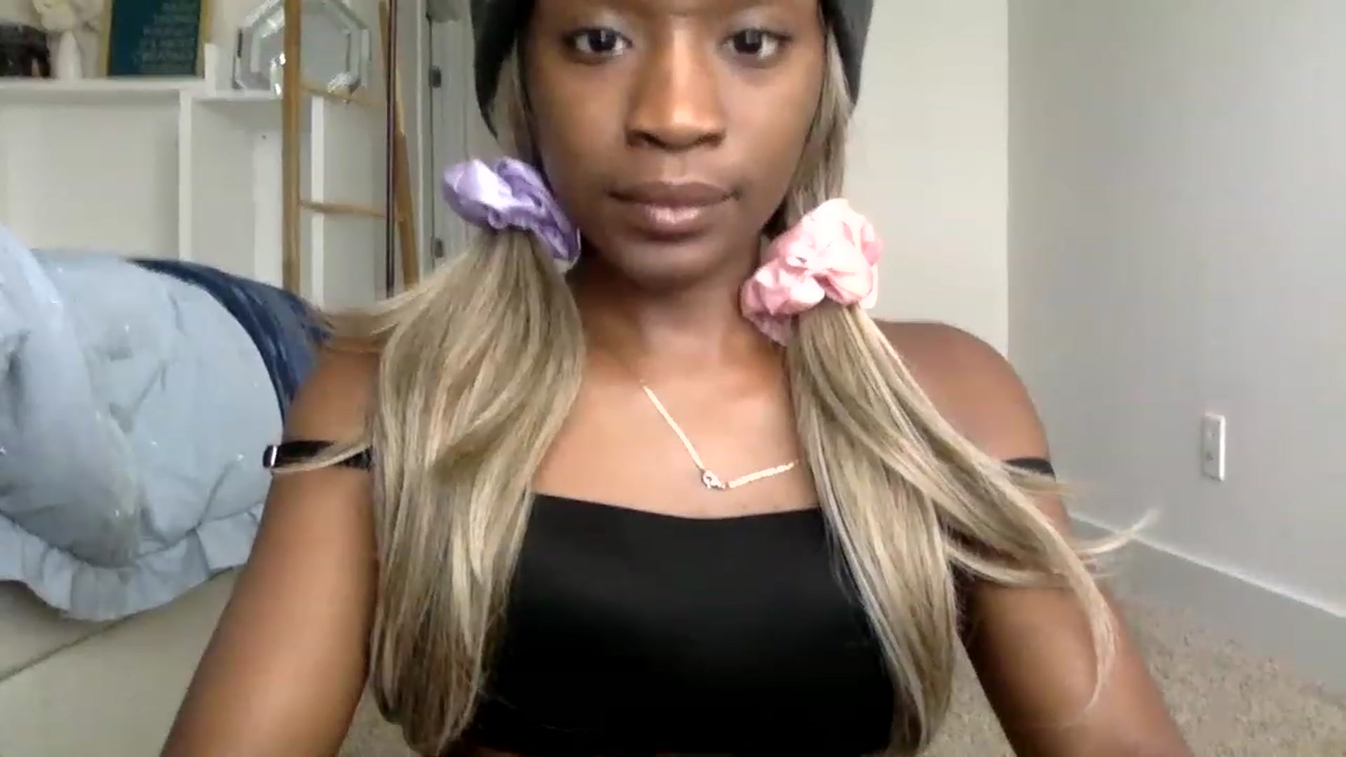 Gallery image thumbnail from sexyyliyahh's myfreecams stream on, 06/18/2023, 17:42 image 8 of 20