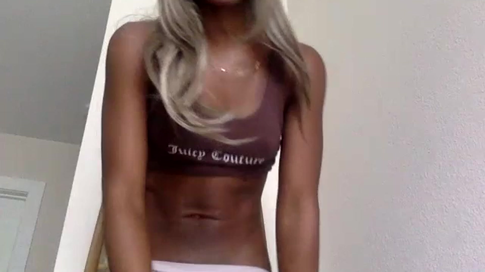 Gallery image thumbnail from sexyyliyahh's myfreecams stream on, 06/19/2023, 19:37 image 1 of 20
