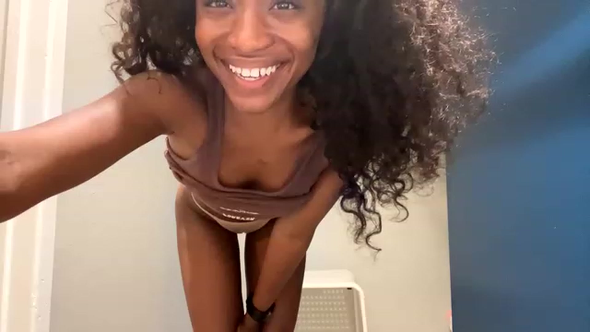 Gallery image thumbnail from sexyyliyahh's myfreecams stream on, 07/25/2023, 08:08 image 6 of 20