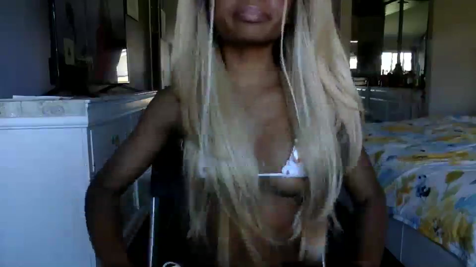 Gallery image thumbnail from sexyyliyahh's myfreecams stream on, 08/18/2023, 19:45 image 13 of 20