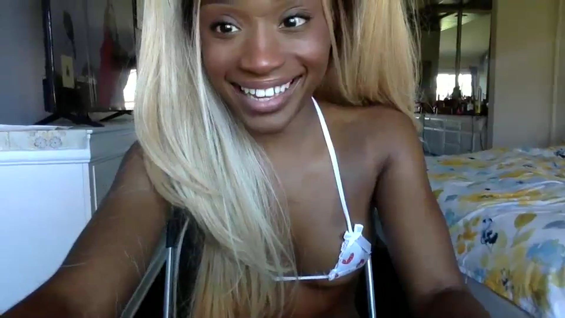 Gallery image thumbnail from sexyyliyahh's myfreecams stream on, 08/18/2023, 19:45 image 12 of 20