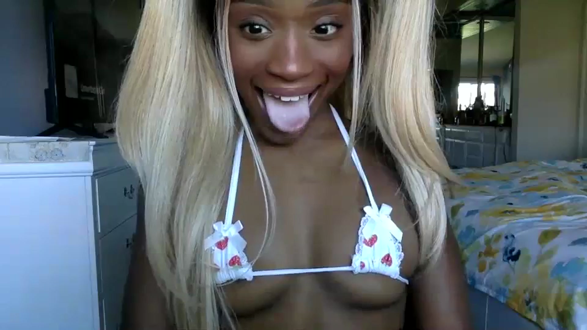 Gallery image thumbnail from sexyyliyahh's myfreecams stream on, 08/18/2023, 19:45 image 3 of 20