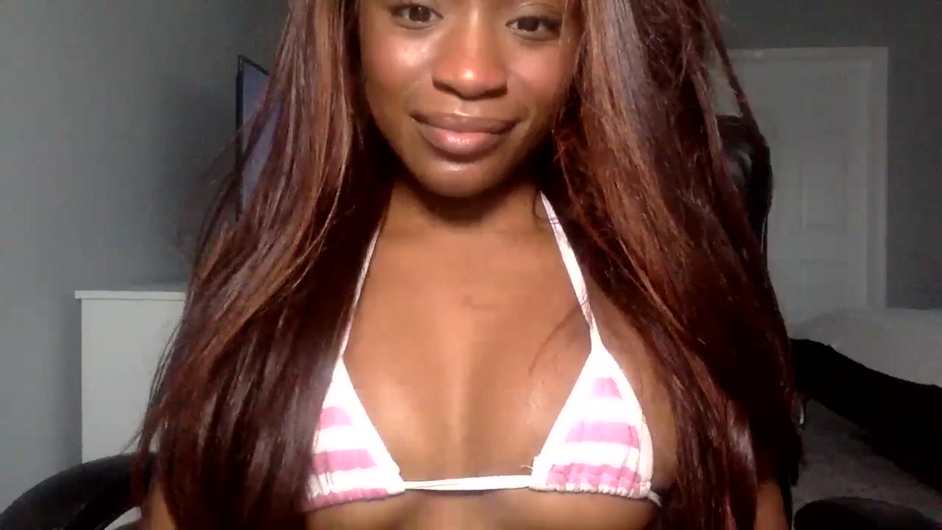 Gallery image thumbnail from sexyyliyahh's myfreecams stream on, 08/31/2023, 02:47 image 10 of 20