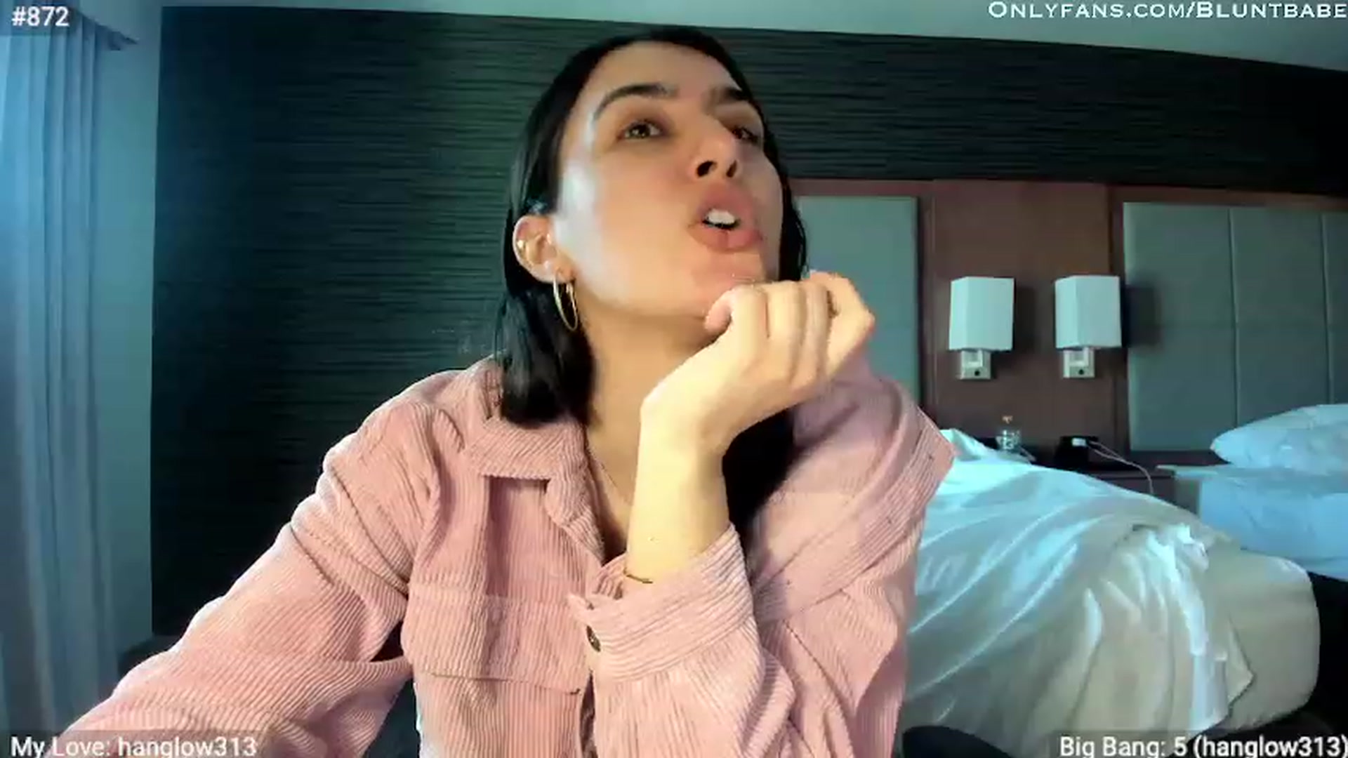 Gallery image thumbnail from shysasha1's myfreecams stream on, 03/27/2023, 17:41 image 14 of 20