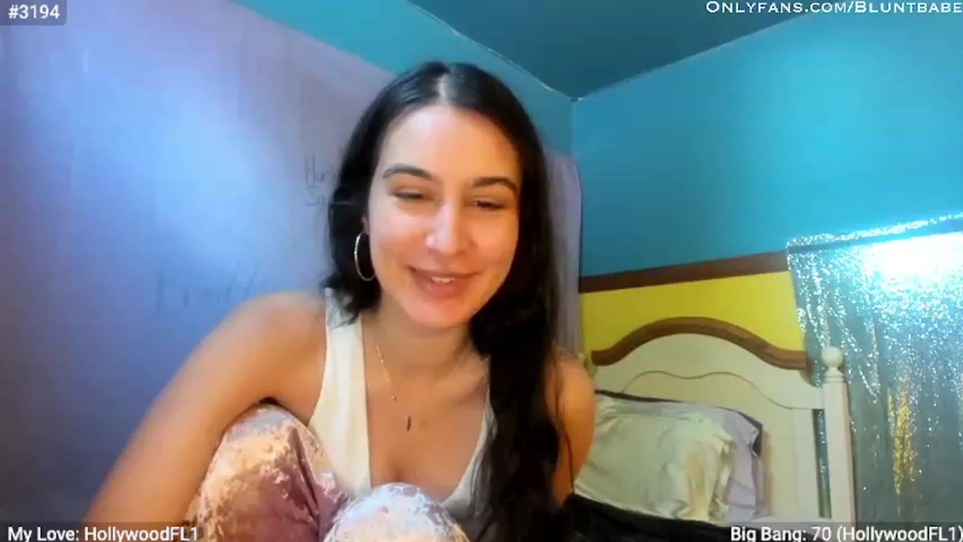 Gallery image thumbnail from shysasha1's myfreecams stream on, 04/17/2023, 17:30 image 14 of 20