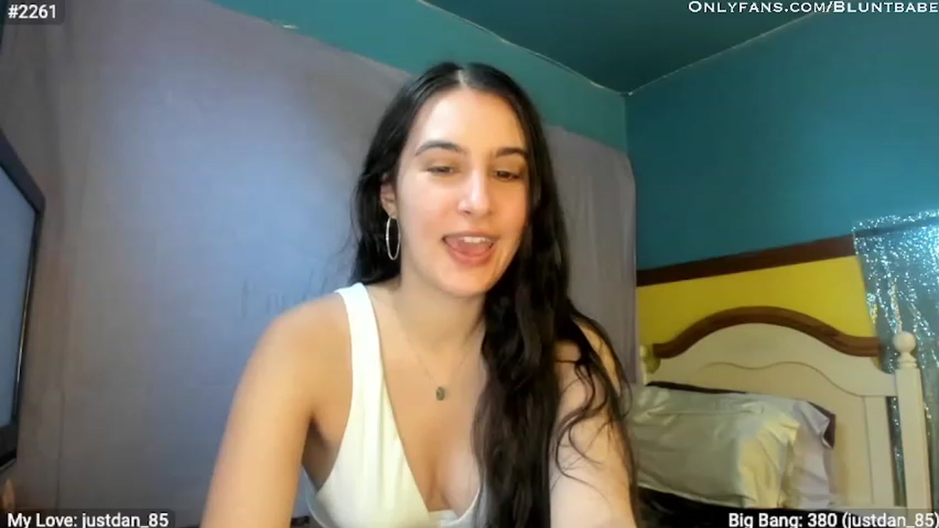 Gallery image thumbnail from shysasha1's myfreecams stream on, 04/17/2023, 22:17 image 10 of 20