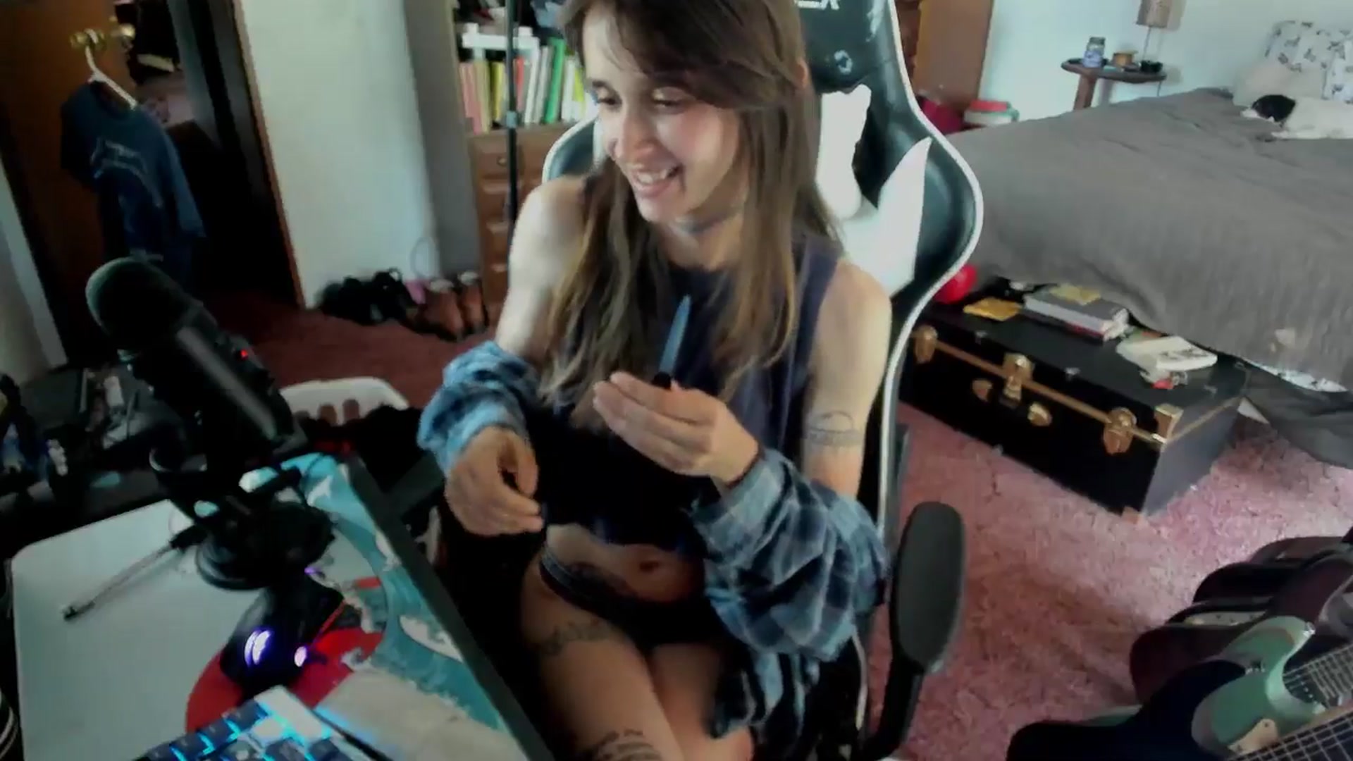 Gallery image thumbnail from sickgrrl's myfreecams stream on, 05/25/2025, 22:13 image 14 of 20