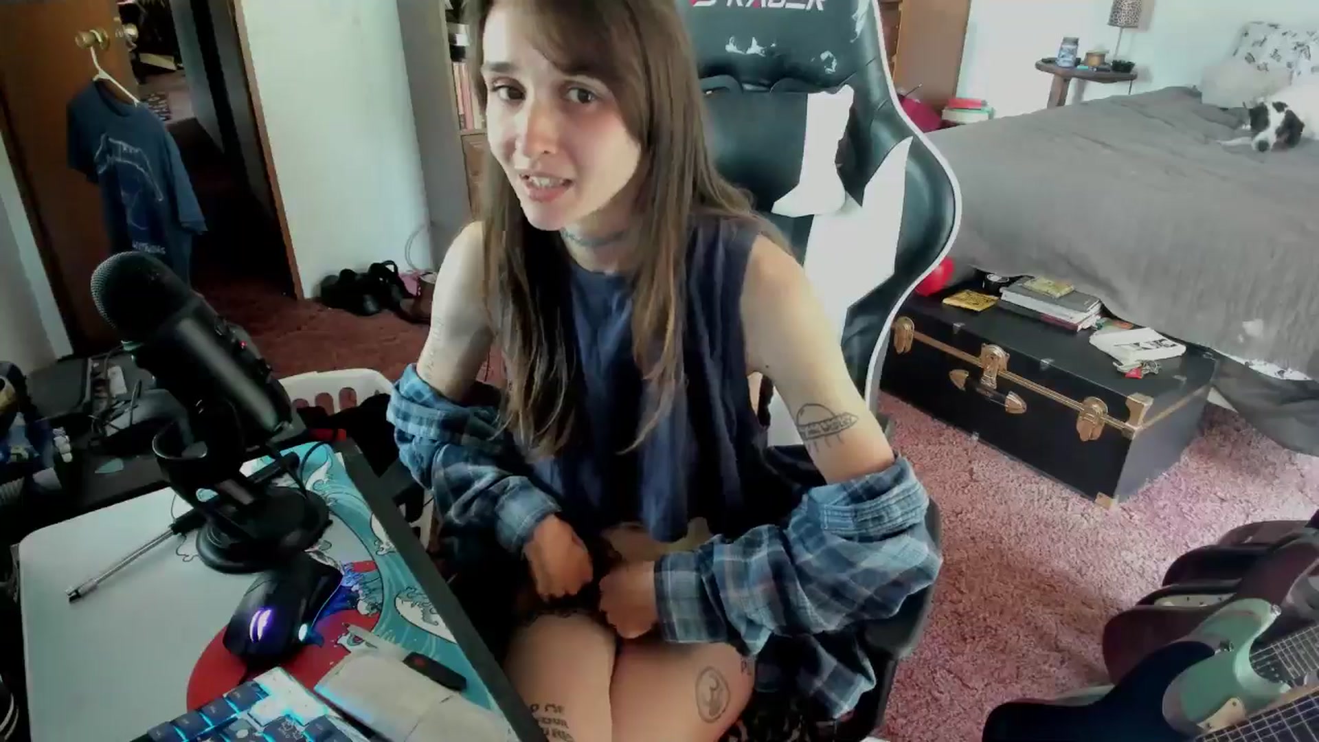 Gallery image thumbnail from sickgrrl's myfreecams stream on, 05/25/2025, 22:13 image 4 of 20