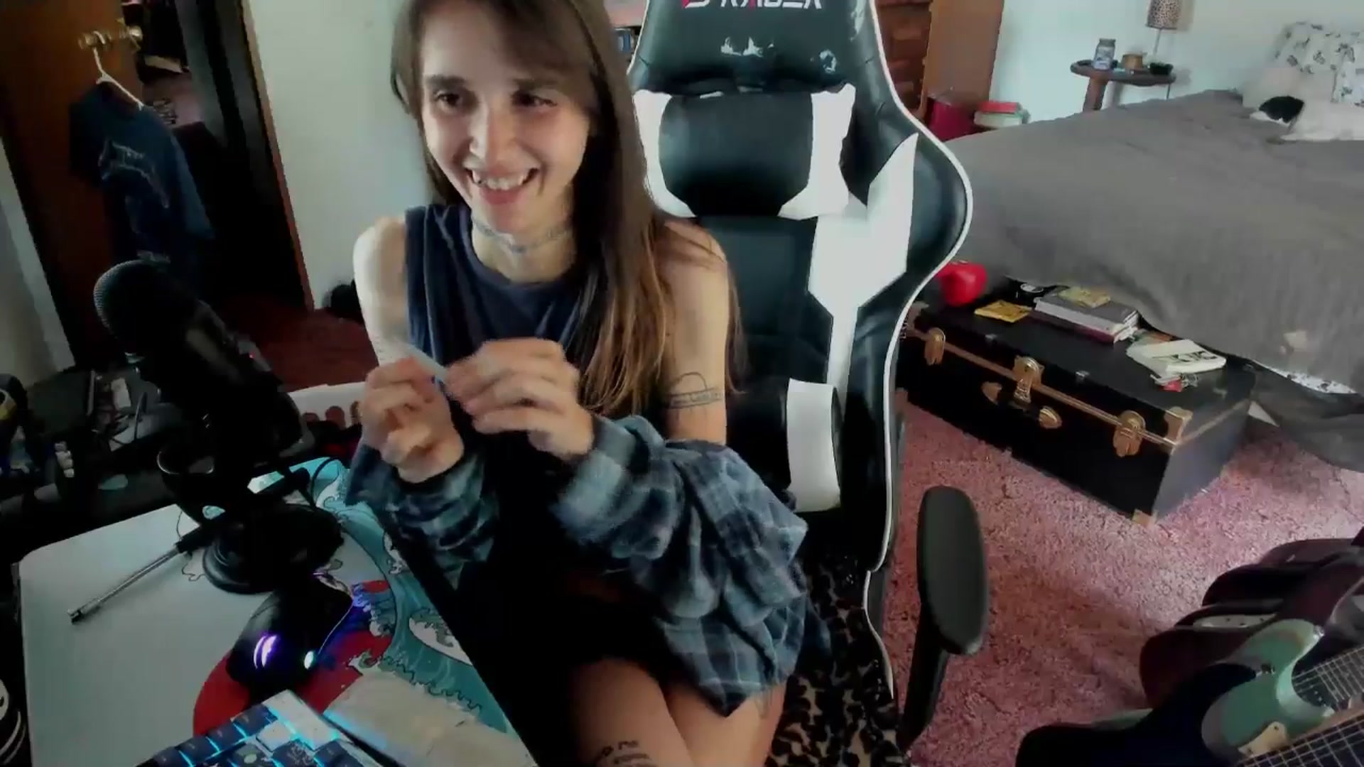 Gallery image thumbnail from sickgrrl's myfreecams stream on, 05/25/2025, 22:13 image 16 of 20