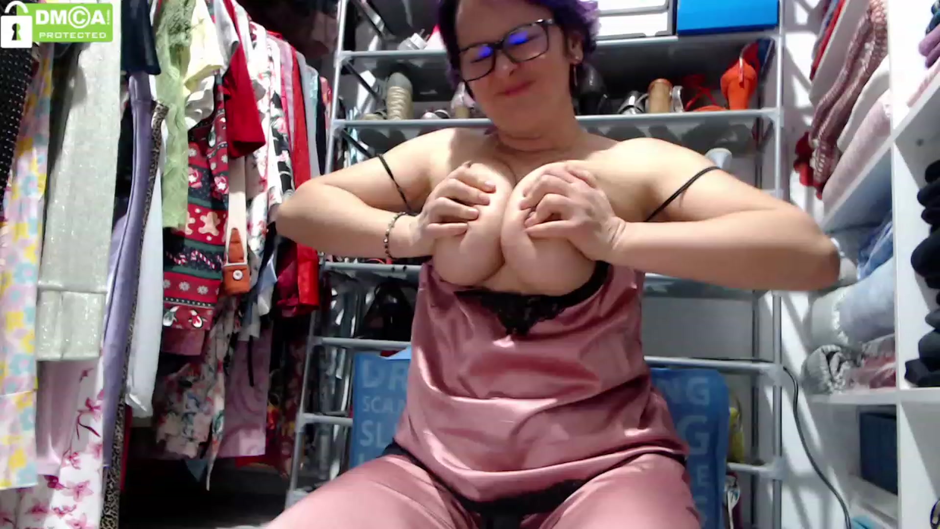 Gallery image thumbnail from silverjewel's myfreecams stream on, 01/12/2024, 10:42 image 14 of 20