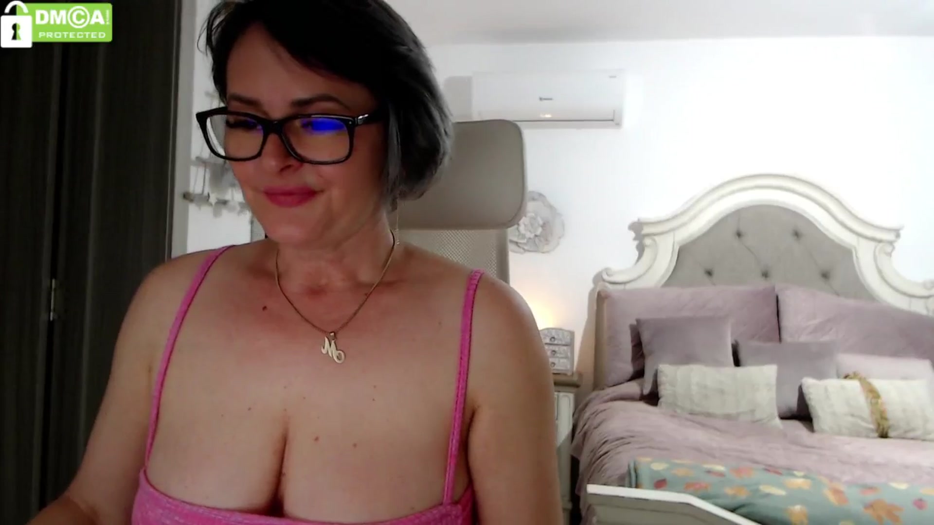 Gallery image thumbnail from silverjewel's myfreecams stream on, 05/08/2024, 08:25 image 5 of 20