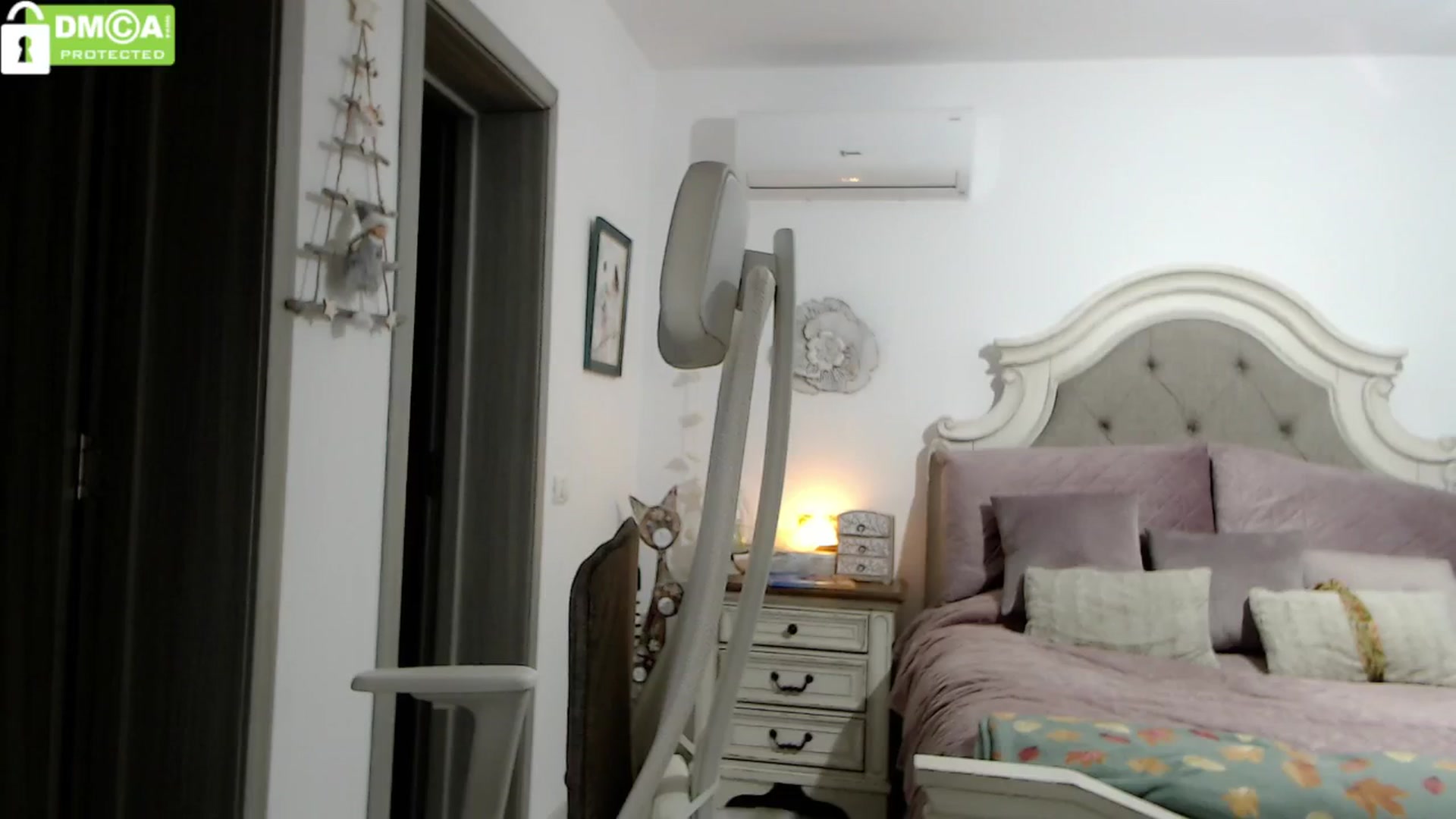 Gallery image thumbnail from silverjewel's myfreecams stream on, 05/08/2024, 08:25 image 17 of 20