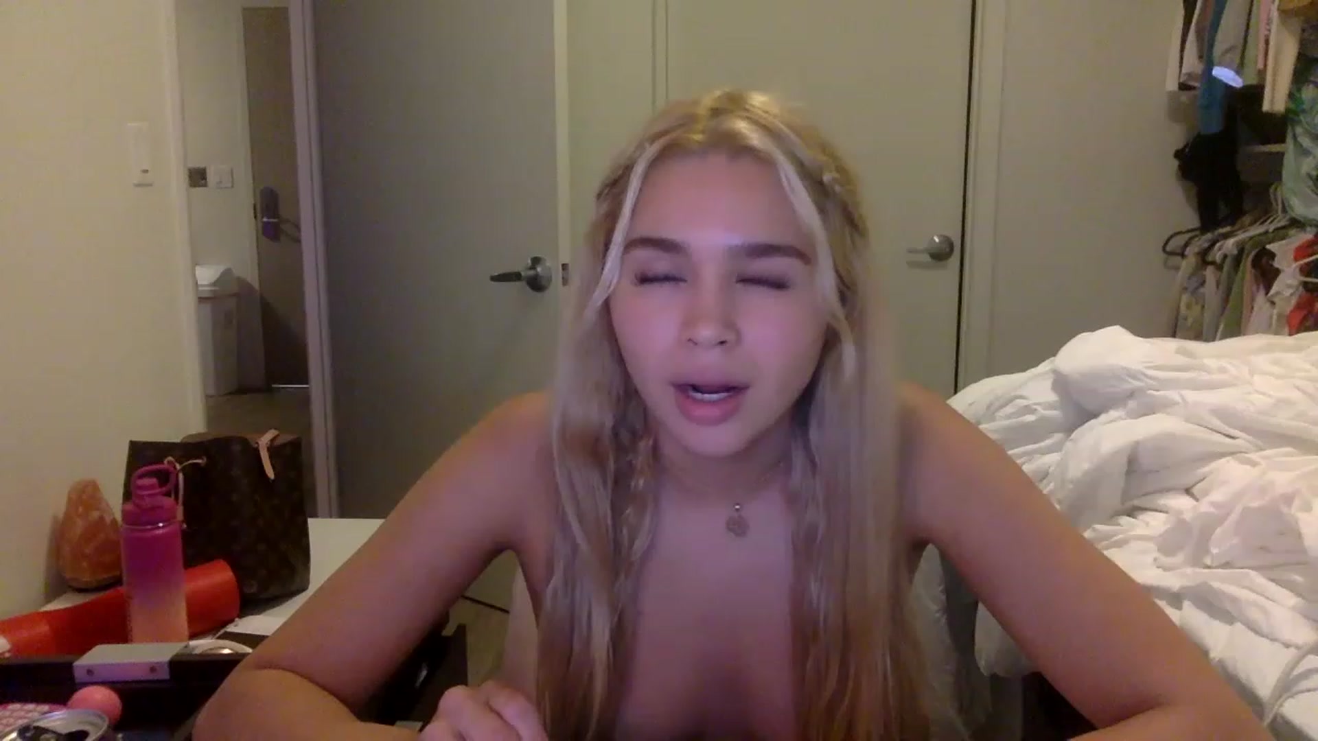 Gallery image thumbnail from sincerelypeny's myfreecams stream on, 11/21/2022, 02:48 image 10 of 20
