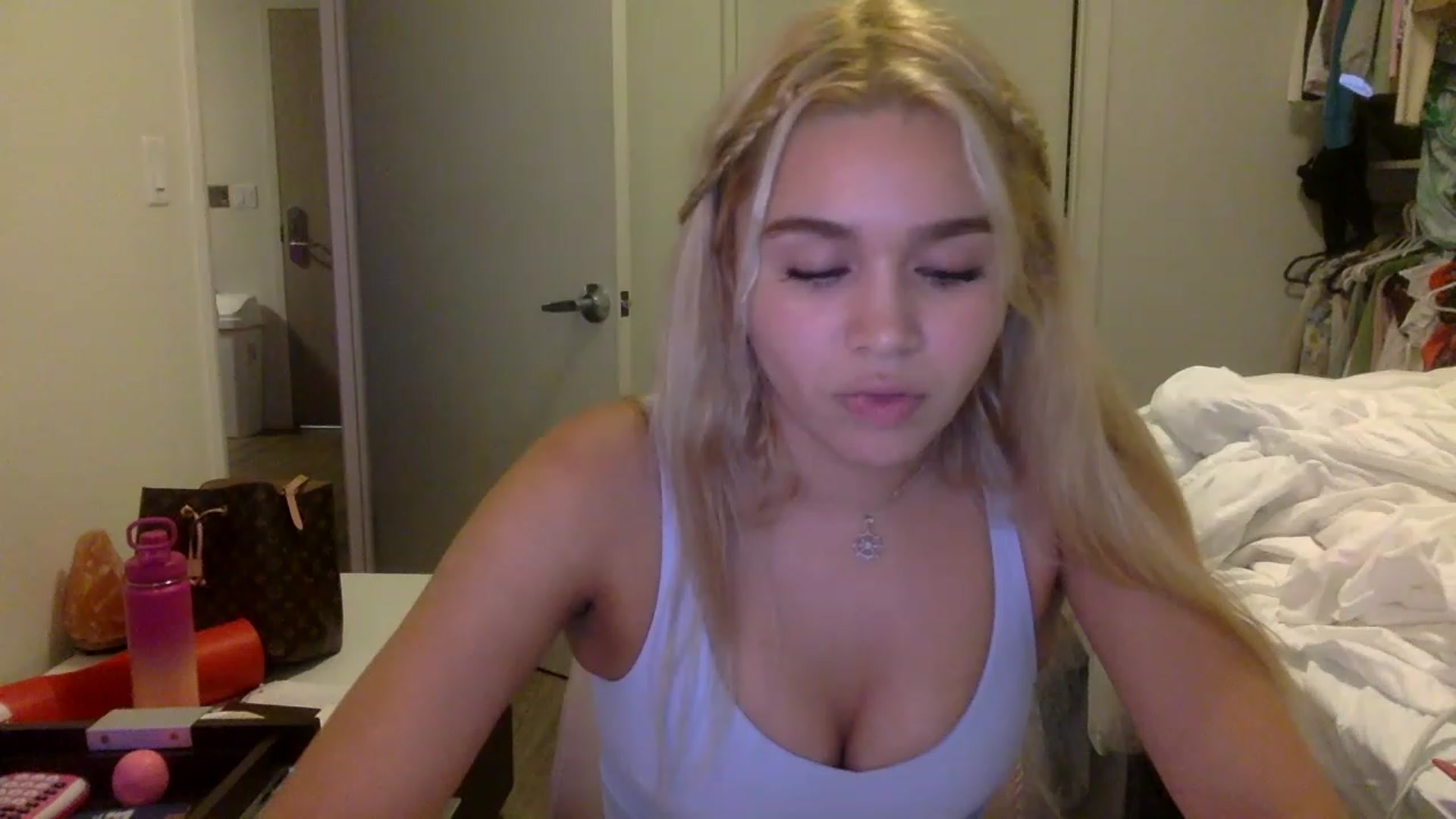 Gallery image thumbnail from sincerelypeny's myfreecams stream on, 11/21/2022, 03:51 image 10 of 20