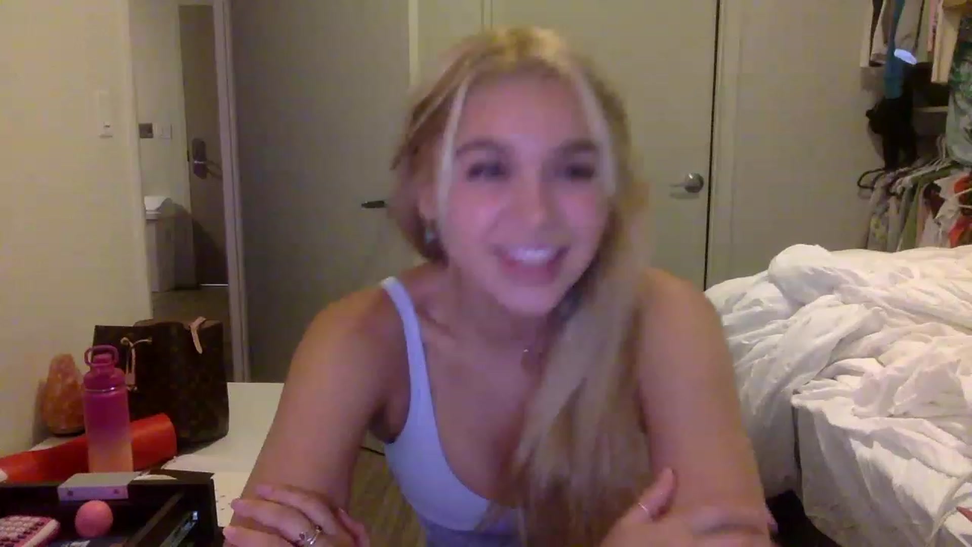 Gallery image thumbnail from sincerelypeny's myfreecams stream on, 11/21/2022, 03:51 image 12 of 20